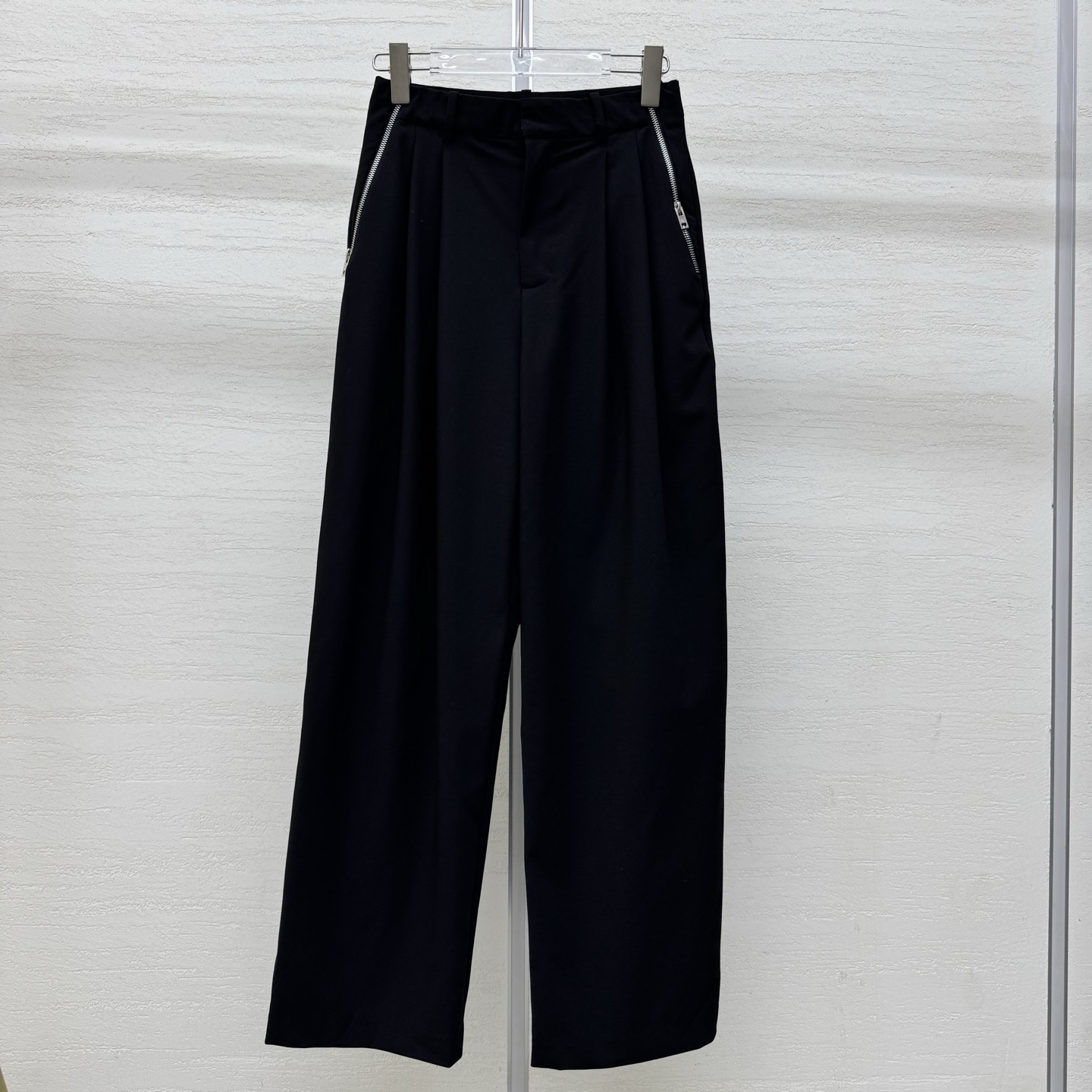 NO:801840,The trousers support exchange. Alexander Wa* women's trousers with zipper details are shipped. We have model tops and vest shirts at home. They are sold out. The upper body is so beautiful. Customers always get one set. SML real shot details of large products.19860909长裤支持换款Alexander Wa*女士拉链细节长裤出货,模特上身马甲衬衣咱家都有,卖爆了,上身超好看哦,客户都是一套拿,大货SML实拍细节图,,,Women's clothing