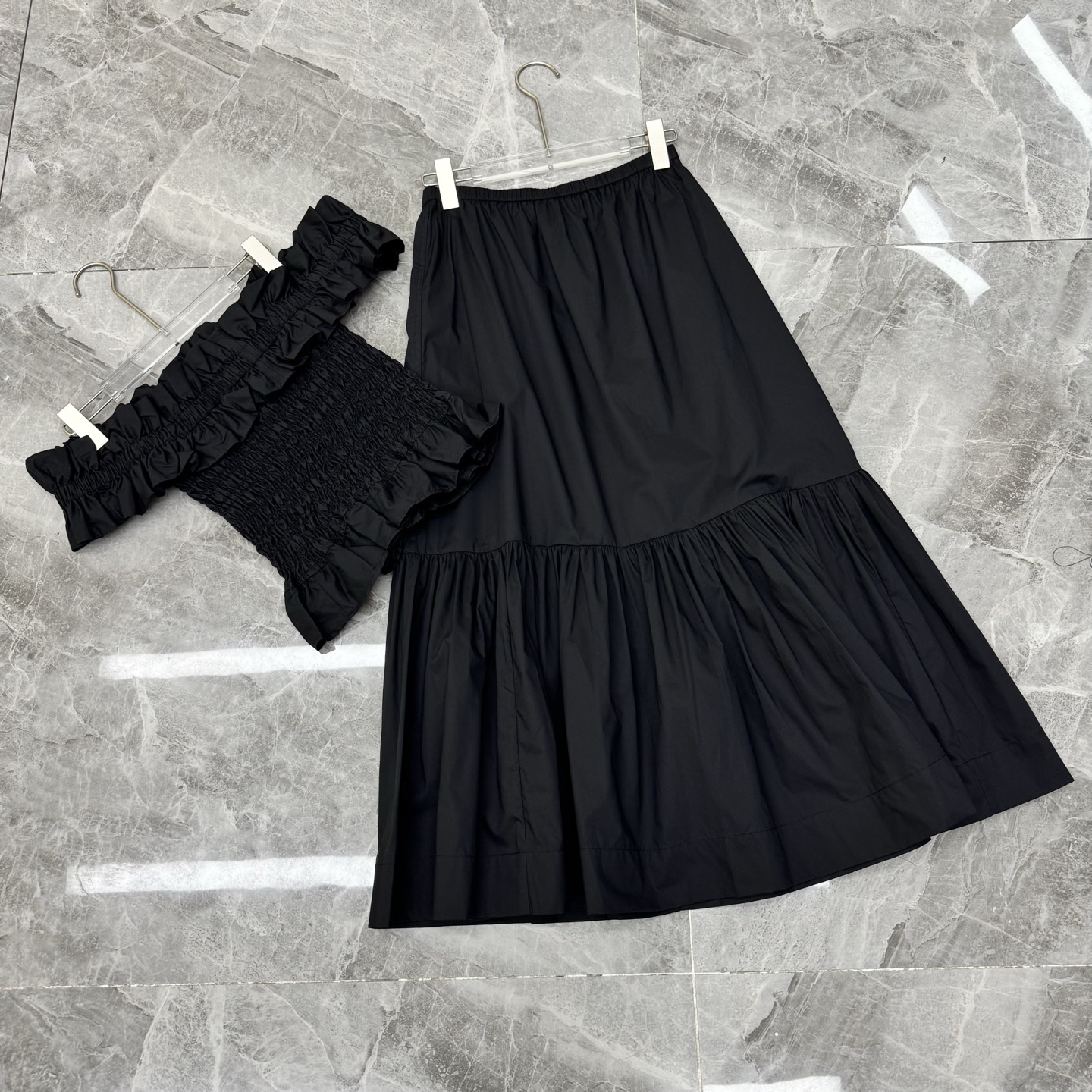 NO:801843,Tops and skirts support GAN** women's clothing. Black cotton poplin one-shoulder blouse tops, shirts, and skirts are shipped in a set. The one-shoulder top is super beautiful with one-shoulder craftsmanship. The skirt is specially tailored and has a huge upper body to cover the flesh. It is a must-have for slimming. It is a casual and feminine style. A must-have item for customers at the stall. SML real shot details of large goods, skirts, shirts,19860909上衣裙子支持换款GAN**女装 黑色棉府绸一字肩罩衫上衣衬衫 半裙一套出货,打揽工艺一字肩上身超好看,半裙特殊心机剪裁,上身巨遮肉,显瘦必备,休闲中带小女人气息款,档口客户必补单款,大货SML实拍细节图,,skirts,shirts,,Women's clothing