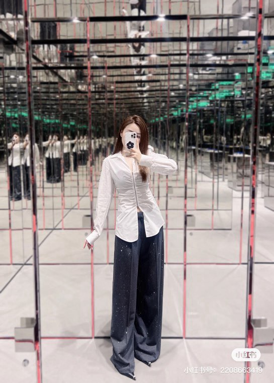 NO:801858,Alexander Wan* women's pleated design shirts are shipped, customized hardware zippers, very nice when worn alone or layered... a hot item in the stall, two-color SML,, shirts,19860909Alexander Wan*女士褶皱设计衬衫出货,定制五金拉链,单穿叠搭都很奈斯……档口大爆款,两色SML,,shirts,,Women's clothing