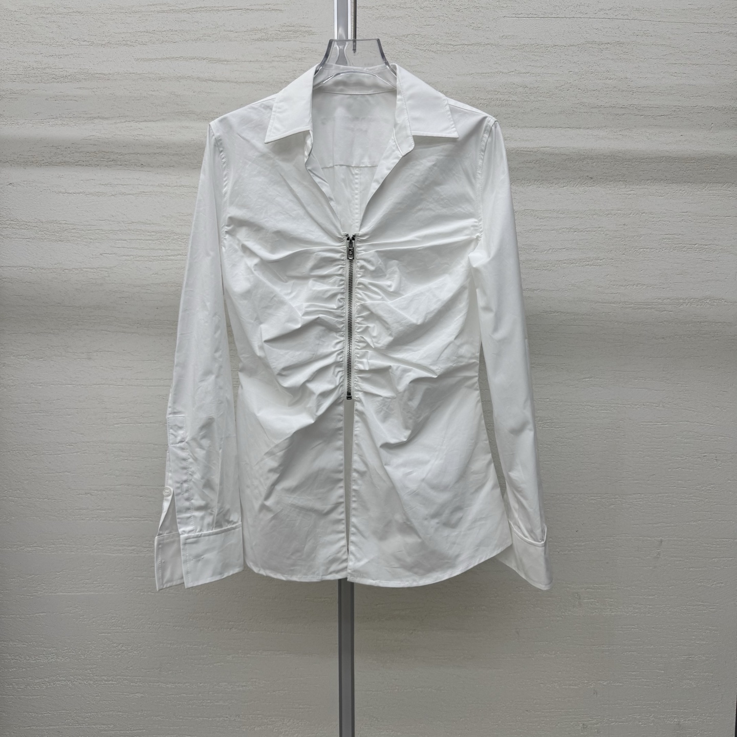 NO:801855,Supports exchange of Alexander Wan* women's pleated design shirts for shipment, customized hardware zippers, very nice when worn alone or layered... a hot item at the stall, two-color SML real shot details, shirts,19860909支持换款Alexander Wan*女士褶皱设计衬衫出货,定制五金拉链,单穿叠搭都很奈斯……档口大爆款,两色SML实拍细节图,,shirts,,Women's clothing
