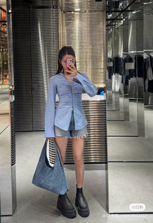 NO:801864,Alexander Wan* women's pleated design shirts are shipped, customized hardware zippers, very nice when worn alone or layered... a hot item in the stall, two-color SML,, shirts,19860909Alexander Wan*女士褶皱设计衬衫出货,定制五金拉链,单穿叠搭都很奈斯……档口大爆款,两色SML,,shirts,,Women's clothing