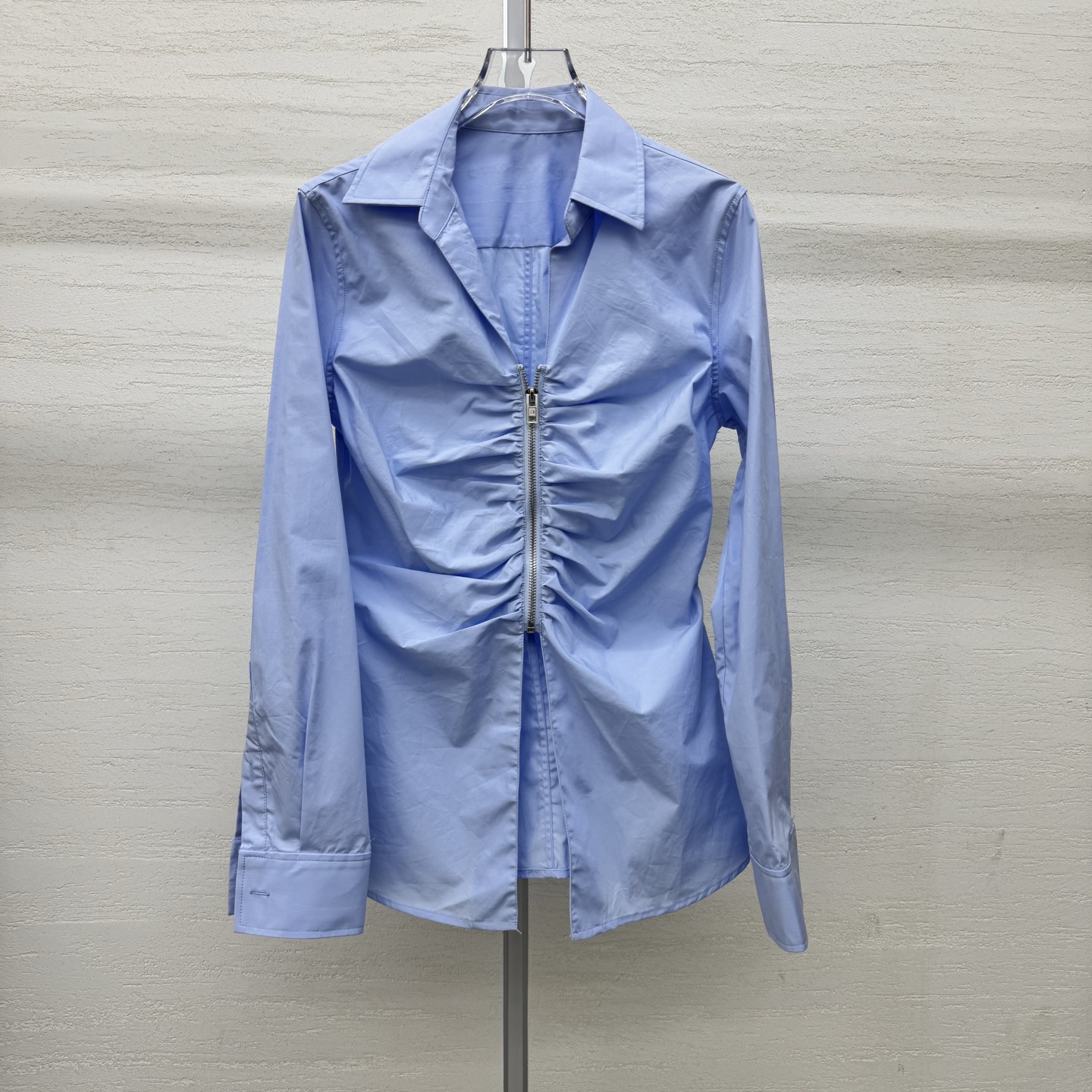 NO:801861,Supports exchange of Alexander Wan* women's pleated design shirts for shipment, customized hardware zippers, very nice when worn alone or layered... a hot item at the stall, two-color SML real shot details, shirts,19860909支持换款Alexander Wan*女士褶皱设计衬衫出货,定制五金拉链,单穿叠搭都很奈斯……档口大爆款,两色SML实拍细节图,,shirts,,Women's clothing