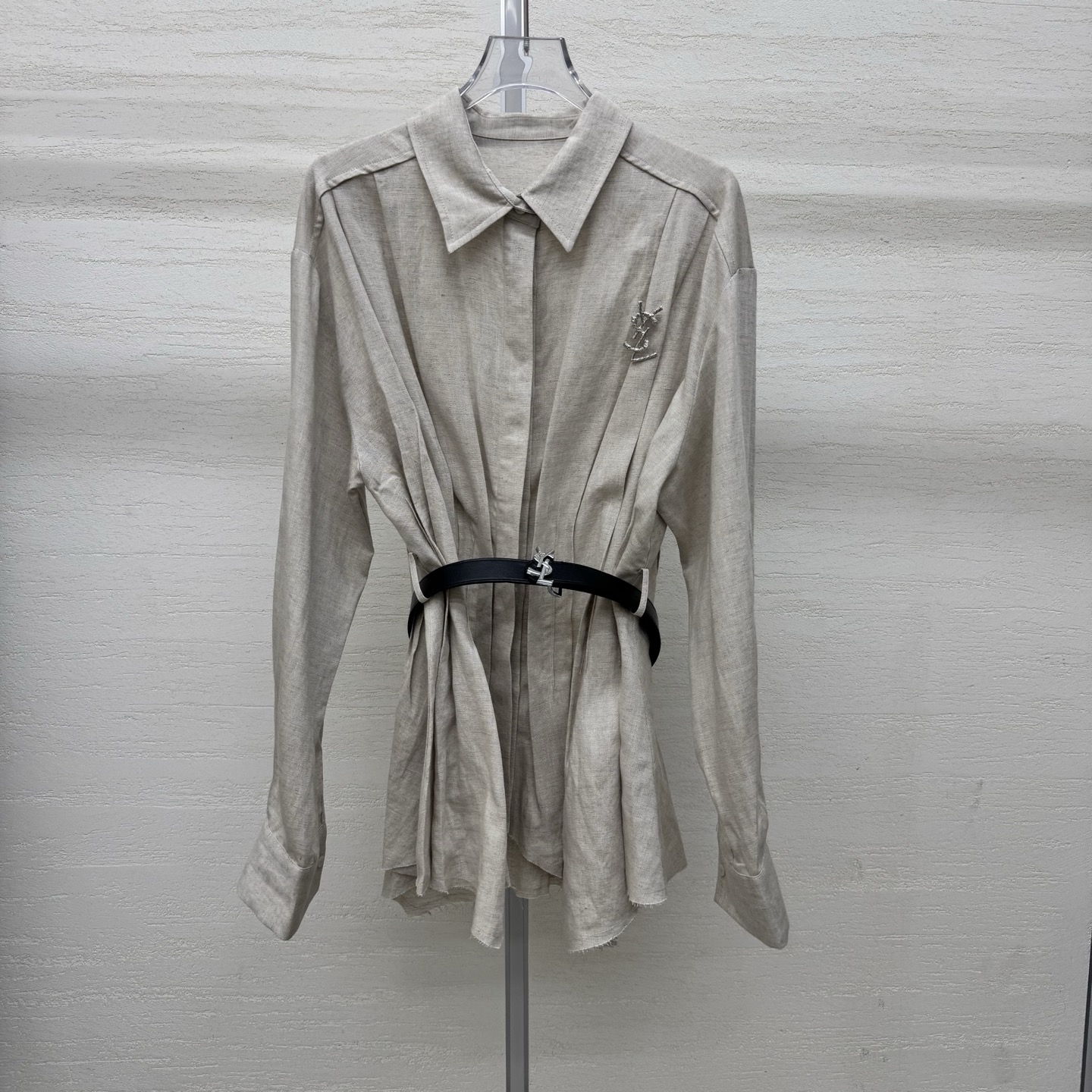 NO:801839,Popular styles are coming, support for replacement, linen waist shirts are shipped, super difficult to make, one piece of clothing has nearly twenty pleats, a set of belt brooches, made of linen fabric that can be worn in all seasons, natural ingredients, breathable and comfortable, exclusive style, classic two colors, SML real shot details, shirts, brooch, breastpin,19860909支持换款爆款来啊来,亚麻收腰衬衫出货,超难做款,一件衣服近二十个褶位,配腰带胸针一套出,采用四季可穿亚麻面料,天然成份,透气舒适,独家款,经典两色,SML实拍细节图,,shirts,brooch，breastpin,,Women's clothing