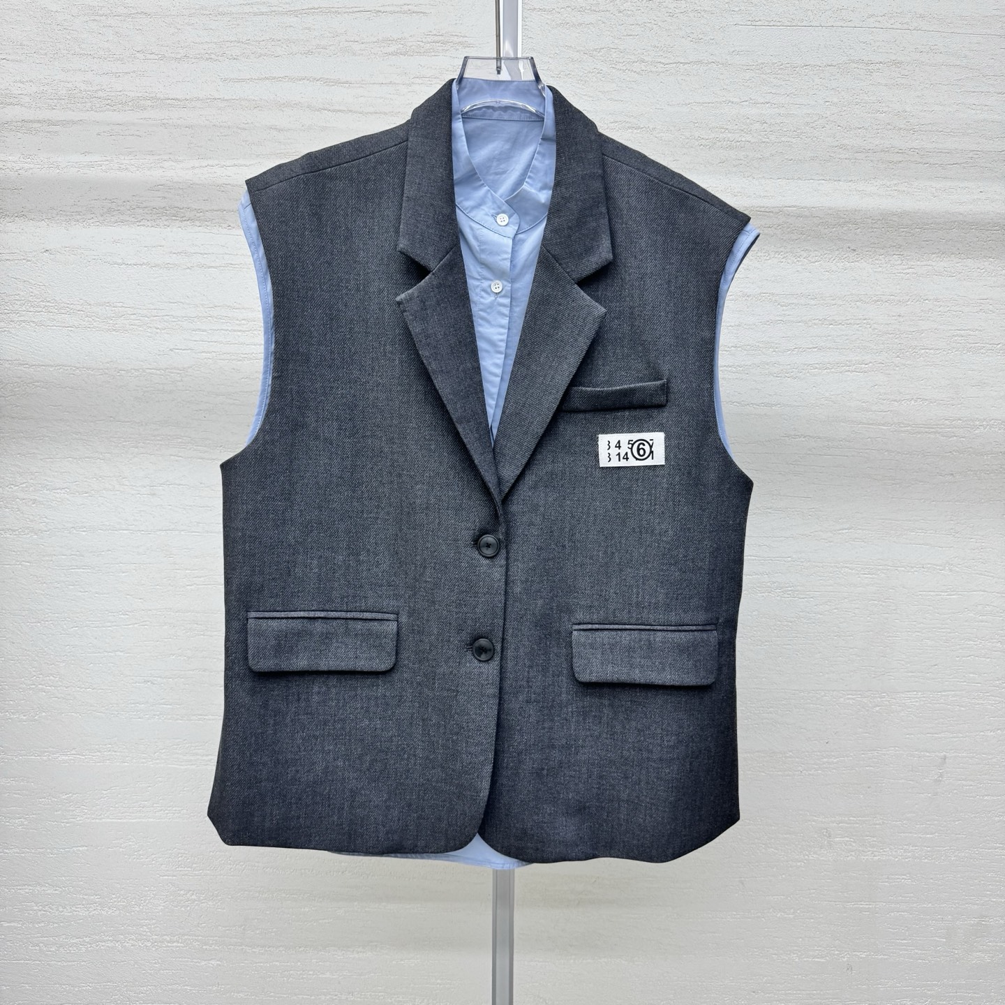 NO:801831,The replacement MM6 vest and contrasting shirt are now available for shipment. Contrasting color visual impact, trendy and fashionable style, made of wool blended high-grade patterned suit fabrics, the overall upper body is very good-looking, the stalls are already restless before the model pictures are taken, [come on] [come on] SML real shot details of the two-color large product, masion margiela, business suit,19860909支持换款MM6马甲撞衬衣出货啦,撞色视觉冲击,潮流时尚款,采用羊毛混纺高档纹路西装面料,整体上身特好看,模特图还没拍出来档口就已经躁动啦,[加油][加油]两色大货SML实拍细节图,,masion margiela,business suit,,Women's clothing