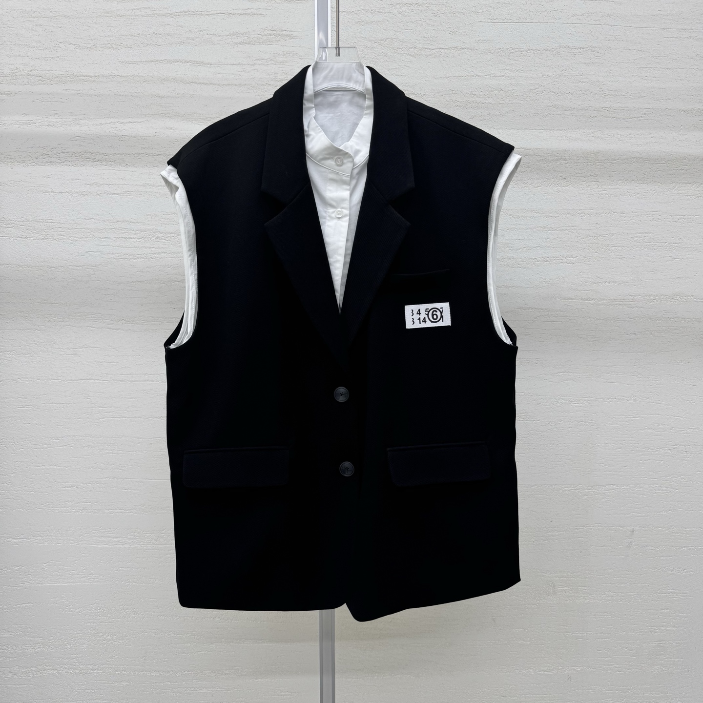 NO:801827,The replacement MM6 vest and contrasting shirt are now available for shipment. Contrasting color visual impact, trendy and fashionable style, made of wool blended high-grade patterned suit fabrics, the overall upper body is very good-looking, the stalls are already restless before the model pictures are taken, [come on] [come on] SML real shot details of the two-color large product, masion margiela, business suit,19860909支持换款MM6马甲撞衬衣出货啦,撞色视觉冲击,潮流时尚款,采用羊毛混纺高档纹路西装面料,整体上身特好看,模特图还没拍出来档口就已经躁动啦,[加油][加油]两色大货SML实拍细节图,,masion margiela,business suit,,Women's clothing