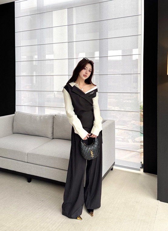 NO:801825,alexanderwan* Alexander Wang's slanted shoulder shirt and spliced ​​top are shipped. The model has a set of upper body. Exclusive version. The upper body is super good-looking. The pants are already sold out. Customers must bring this when entering the store. The tops and pants are both good-looking. Highly recommended. Big product SML,, alexander wang,19860909alexanderwan*亚历山大王斜肩衬衣拼接上衣出货,模特上身一套都有,独家版,上身超好看,裤子都已经卖爆啦,进店客户必带款,上衣裤子都好看,强烈推荐,大货SML,,alexander wang,,Women's clothing