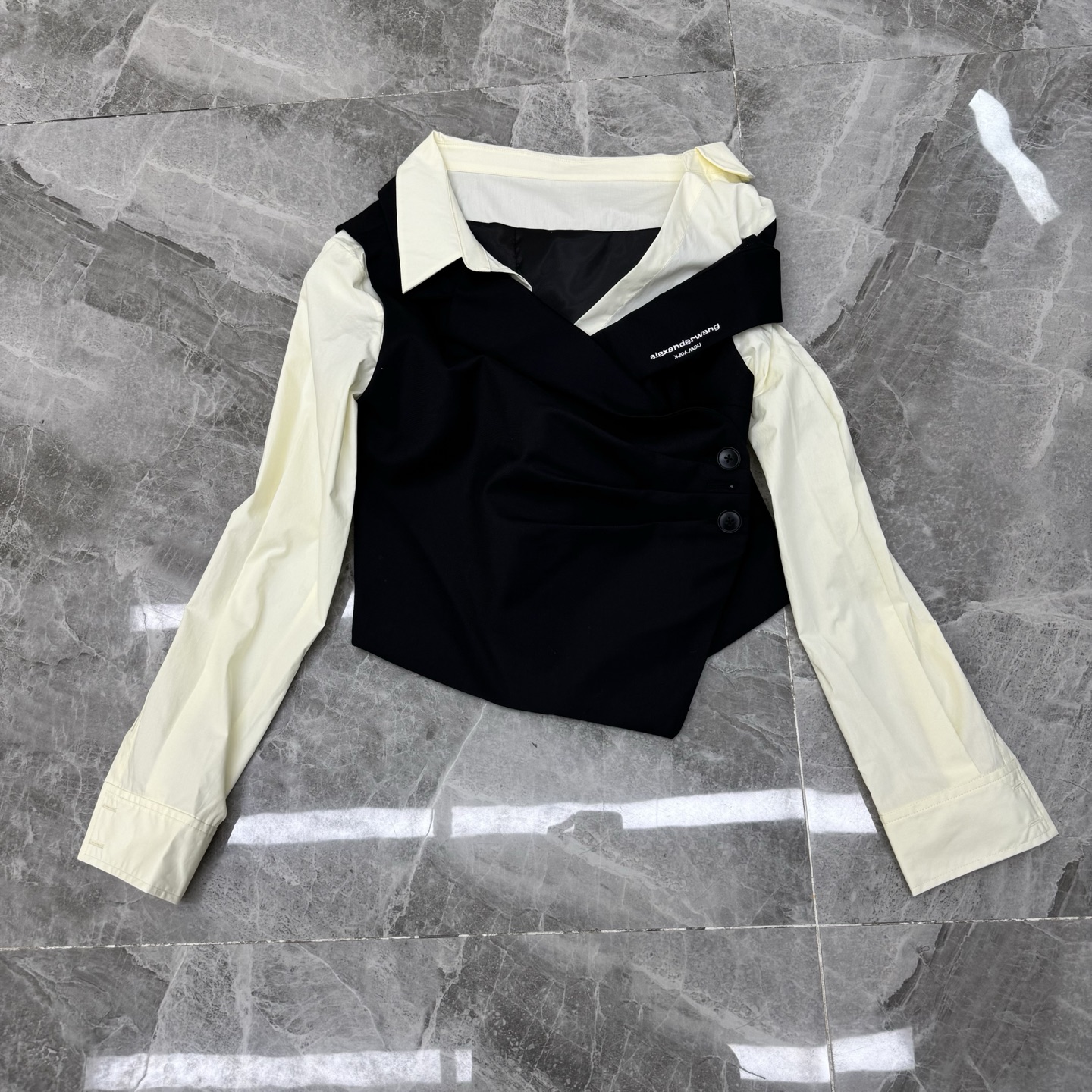 NO:801823,Support exchange of alexanderwan* Alexander Wang slanted shoulder shirt splicing top for shipment, model upper body set is available, exclusive version, the upper body is super good-looking, the pants have been sold out, customers must bring it when entering the store, the tops and pants are all good-looking, highly recommended, SML real shot details of large products,, alexander wang,19860909支持换款alexanderwan*亚历山大王斜肩衬衣拼接上衣出货,模特上身一套都有,独家版,上身超好看,裤子都已经卖爆啦,进店客户必带款,上衣裤子都好看,强烈推荐,大货SML实拍细节图,,alexander wang,,Women's clothing