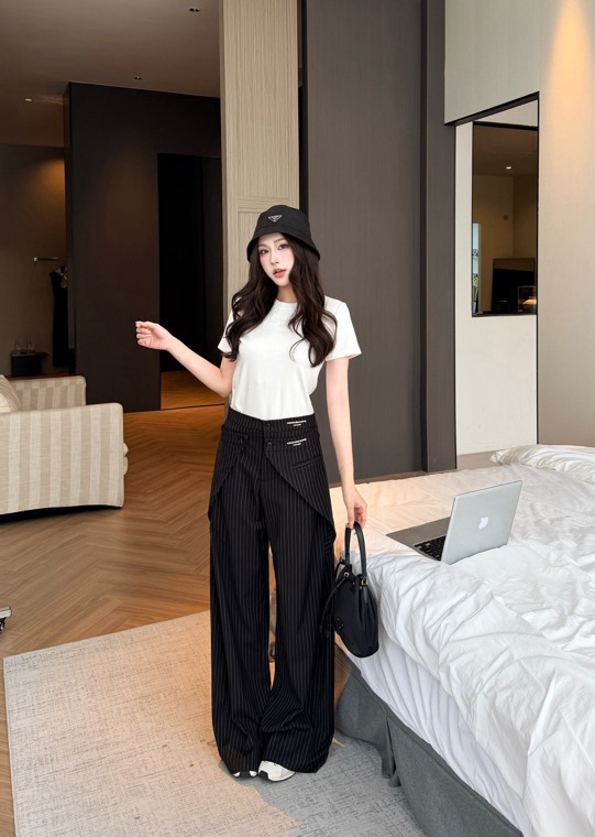 NO:801822,AW striped trousers are shipped, exclusive customized version, super heavy-duty style, the upper body shape is super good-looking, customers who come to the store to set up the pattern must pay, SML for large quantities,19860909AW条纹西裤出货,独家定制版,超重工的款式,上身版型超好看哟,进店套版客户必开款,大货SML,,,Women's clothing