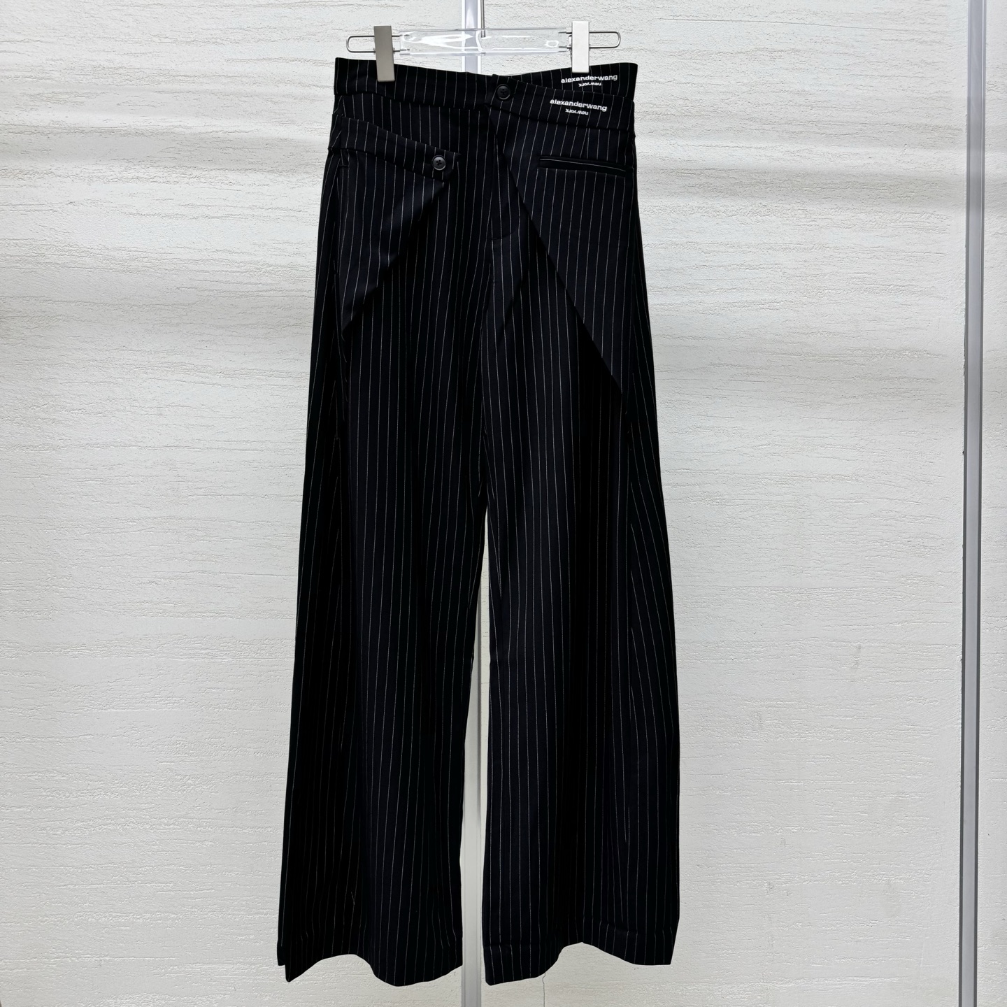 NO:801819,Support the shipment of exchangeable AW striped trousers, exclusive customized version, super heavy-duty style, the upper body shape is super good-looking, customers who enter the store must make a payment, SML real shot details of large products,19860909支持换款AW条纹西裤出货,独家定制版,超重工的款式,上身版型超好看哟,进店套版客户必开款,大货SML实拍细节图,,,Women's clothing