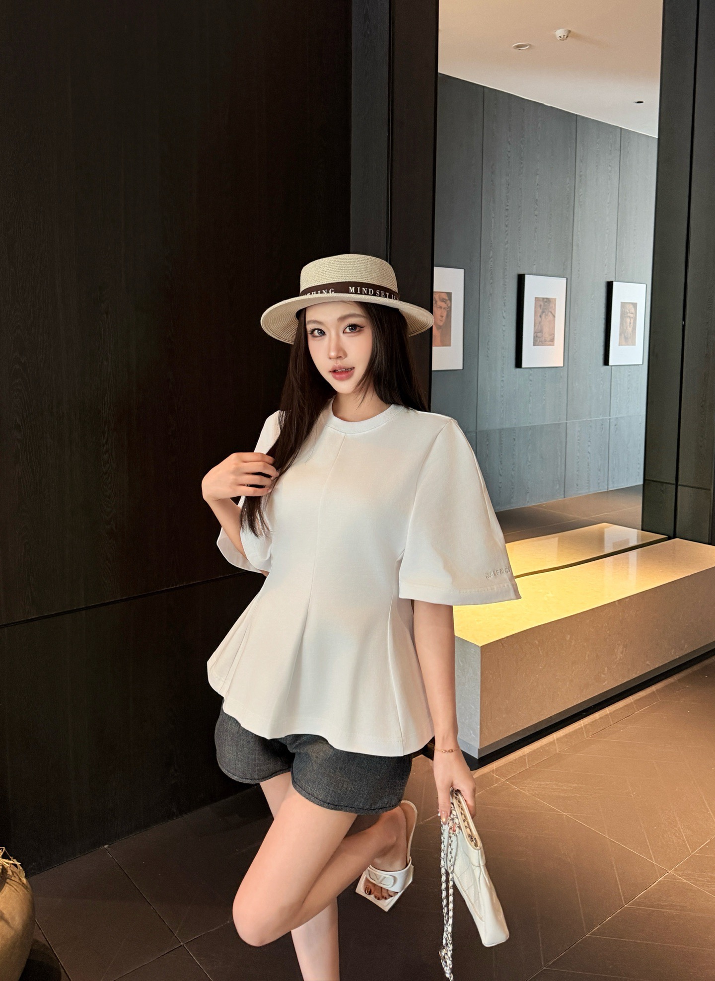 NO:801804,BALENCI** Balenciaga three-dimensional trumpet cotton knitted T-shirt is shipped, waisted version, the upper body is really good-looking, high-density yarn cotton fabric, arm-covering style, high-end order replenishment rate, two-color SML,, balenciaga, balenciaga, tees, t-shirt,19860909BALENCI**巴黎世家 立体喇叭形棉质针织T恤 出货,收腰版型,上身真的巨好看,高密度股纱棉面料,遮手臂款,档口补单率杠杠滴,两色SML,,balenciaga,balenciaga,tees，t-shirt,,Women's clothing