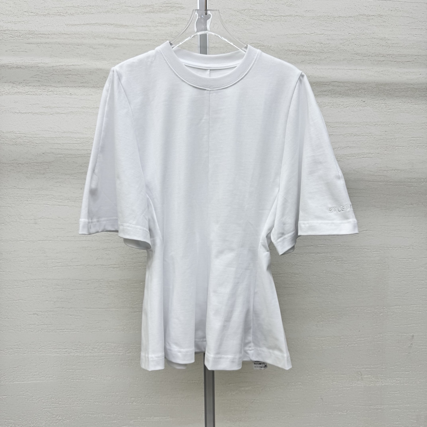 NO:801801,Support the exchange of BALENCI** Balenciaga three-dimensional trumpet cotton knitted T-shirt, shipped, waisted version, the upper body is really good-looking, high-density yarn cotton fabric, arm-covering style, the order replenishment rate is very leveraged, two-color SML real shot details,, balenciaga, balenciaga, tees, t-shirt,19860909支持换款BALENCI**巴黎世家 立体喇叭形棉质针织T恤 出货,收腰版型,上身真的巨好看,高密度股纱棉面料,遮手臂款,档口补单率杠杠滴,两色SML实拍细节图,,balenciaga,balenciaga,tees，t-shirt,,Women's clothing