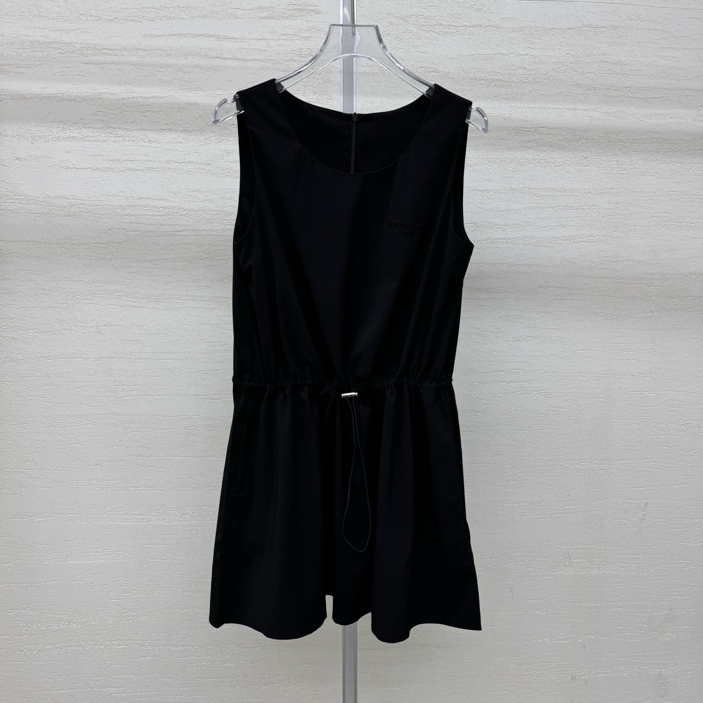 NO:801812,Supports exchange of Alexander Wa** king round neck logo drawstring sleeveless dress shipped, high-end version, waist drawstring adjustment, exquisite embroidery, looks great when worn alone or layered, large goods SML real shot details,, alexander wang, skirts,19860909支持换款Alexander Wa**大王圆领 徽标 抽绳 无袖连衣裙出货,高端版本,腰部抽绳调节,精致刺绣,单穿叠穿都很好看,大货SML实拍细节图,,alexander wang,skirts,,Women's clothing
