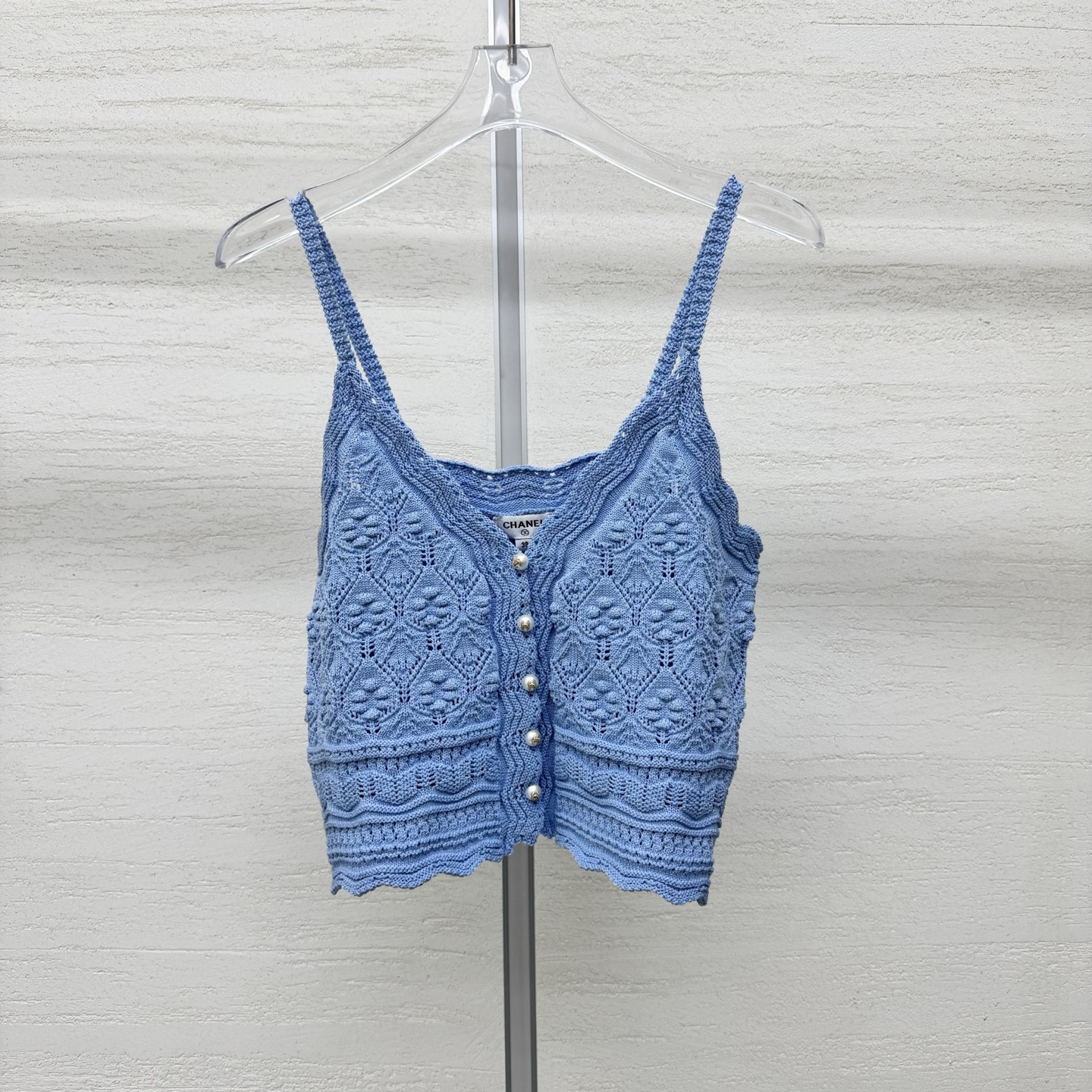 NO:802534,Chane*26 new style knitted camisole hollow crocheted camisole comes with a clear and breathable feeling. Wavy lace collar + hem. Gentle and full. Pearl button design. Exquisite and unobtrusive. Refreshing and not sweaty in spring and summer. Available in stock size 363840. Real shot details,,chanel,19860909Chane*26新款针织吊带背心镂空钩花吊带 自带清透呼吸感 波浪花边领+下摆 温柔感拉满 珍珠排扣设计 精致不张扬 春夏穿清爽不闷汗两色 现货发售尺码363840实拍细节图,,chanel,,Women's clothing