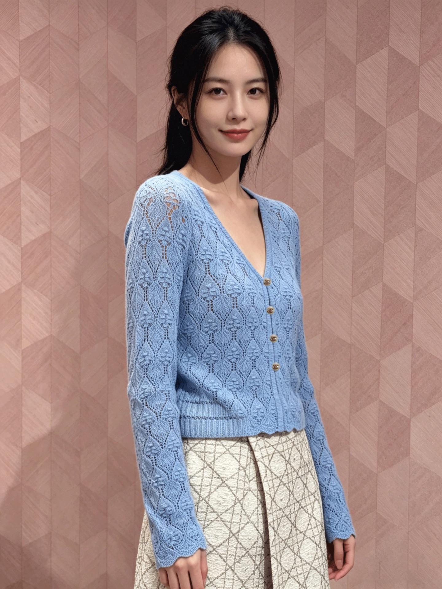 NO:802532,Chane*26 new knitted V-neck cardigan with long sleeves and three-dimensional rhombus hollow crochet has a high-end sense of breathing. Exquisite pearl buttons are embellished with gentle temperament. The wavy lace hem is full of details. It is slim and not tight. It is charming when worn alone. Two colors are available. Size 363840,,chanel,19860909Chane*26新款针织V领开衫长袖立体菱格镂空钩花 自带高级呼吸感 精致珍珠排扣 点缀温柔气质 波浪花边下摆 细节感拉满 修身不紧绷 单穿内搭都迷人两色 现货发售尺码363840,,chanel,,Women's clothing