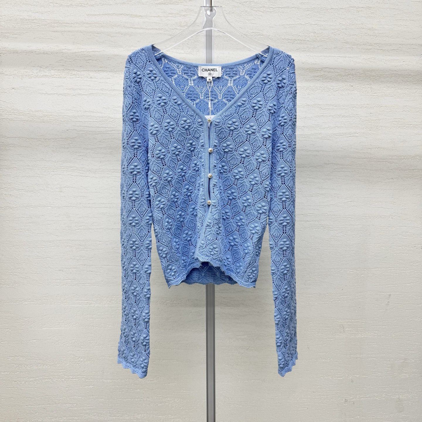 NO:802549,Chane*26 new knitted V-neck cardigan with long sleeves and three-dimensional rhombus hollow crochet has a high-end sense of breathing. Exquisite pearl buttons are embellished with gentle temperament. Wavy lace hem is full of details. It is slim and not tight. It is charming when worn alone. It is available in two colors. Size 363840, real shot details,,chanel,19860909Chane*26新款针织V领开衫长袖立体菱格镂空钩花 自带高级呼吸感 精致珍珠排扣 点缀温柔气质 波浪花边下摆 细节感拉满 修身不紧绷 单穿内搭都迷人两色 现货发售尺码363840实拍细节图,,chanel,,Women's clothing