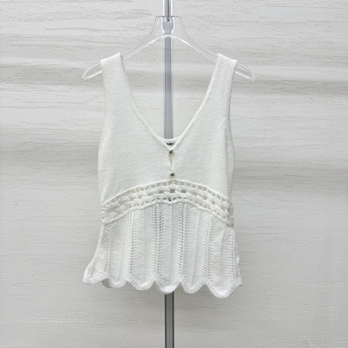 NO:802545,Chane*26 New Knitted Vest V-neck Modifies Shoulder and Neck Lines Pearl Breasts Embellished Delicate and Gentle Hollow Crochet on Waist and Abdomen Breathable and Not Stuffing Lotus Leaf Skirt Cut to Hidden Flesh and Show Slender Waist Two Colors Ready Available Size 363840 Actual Detail Picture,,chanel,skirts,19860909Chane*26新款针织背心V领修饰肩颈线条 珍珠排扣点缀 精致温柔 腰腹镂空钩花 透气不闷 荷叶裙摆剪裁藏肉显腰细两色 现货发售尺码363840实拍细节图,,chanel,skirts,,Women's clothing