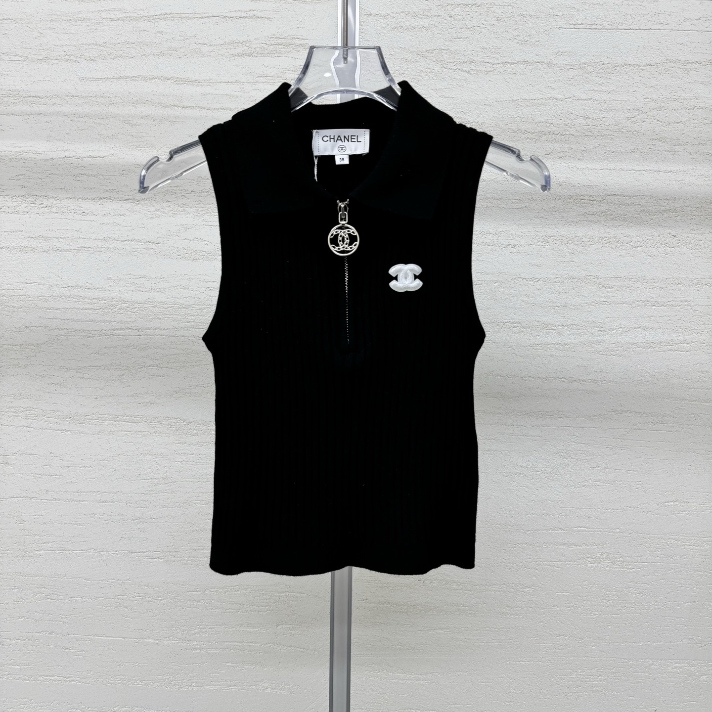 NO:802541,Chane*26 new knitted lapel vest with Polo collar, neat and slim, half-open zipper + double C buckle, full of light luxury details, pitted texture, slim fit and not tight, exquisite hardware embellishment on the collar, upper body instantly transforms into hot girl temperament, two colors, ready for sale, size 363840, real shot details,,chanel,19860909Chane*26新款针织翻领背心Polo领利落显瘦 半开拉链+双C饰扣 轻奢细节拉满 坑条肌理修身不紧绷 领口精致五金点缀 上身秒变气质辣妹两色 现货发售尺码363840实拍细节图,,chanel,,Women's clothing