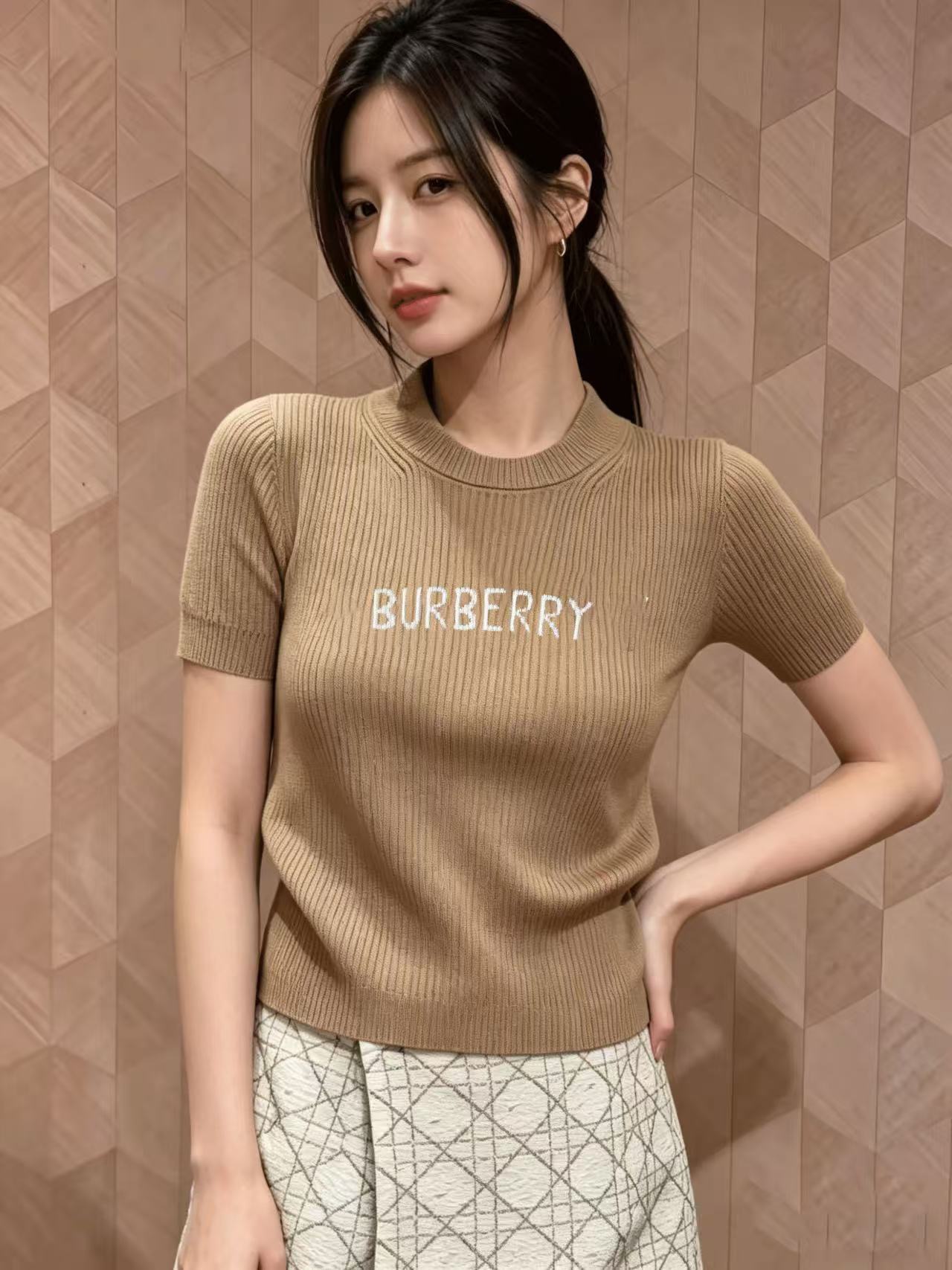 NO:802539,Burberr*26 new style knitted round neck short sleeves, simple and elegant, can be worn for daily commuting, quality online, letter logo jacquard, neat short sleeves, slimming and not picky, two colors, ready for sale in sizes SmL,, burberry, T-shirt,19860909Burberr*26新款针织圆领短袖简约大气 通勤日常都能穿 质感在线 字母logo提花 利落短袖 显瘦不挑身材两色 现货发售尺码SmL,,burberry,T-shirt,,Women's clothing