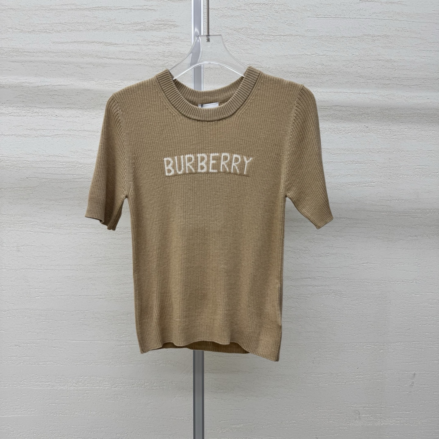 NO:802535,Burberr*26 new style knitted round neck short-sleeved, simple and elegant, can be worn for daily commuting, quality online, letter logo jacquard, neat short-sleeved, slim and not picky, two colors, ready-made size SmL real shot details,, burberry, T-shirt,19860909Burberr*26新款针织圆领短袖简约大气 通勤日常都能穿 质感在线 字母logo提花 利落短袖 显瘦不挑身材两色 现货发售尺码SmL实拍细节图,,burberry,T-shirt,,Women's clothing