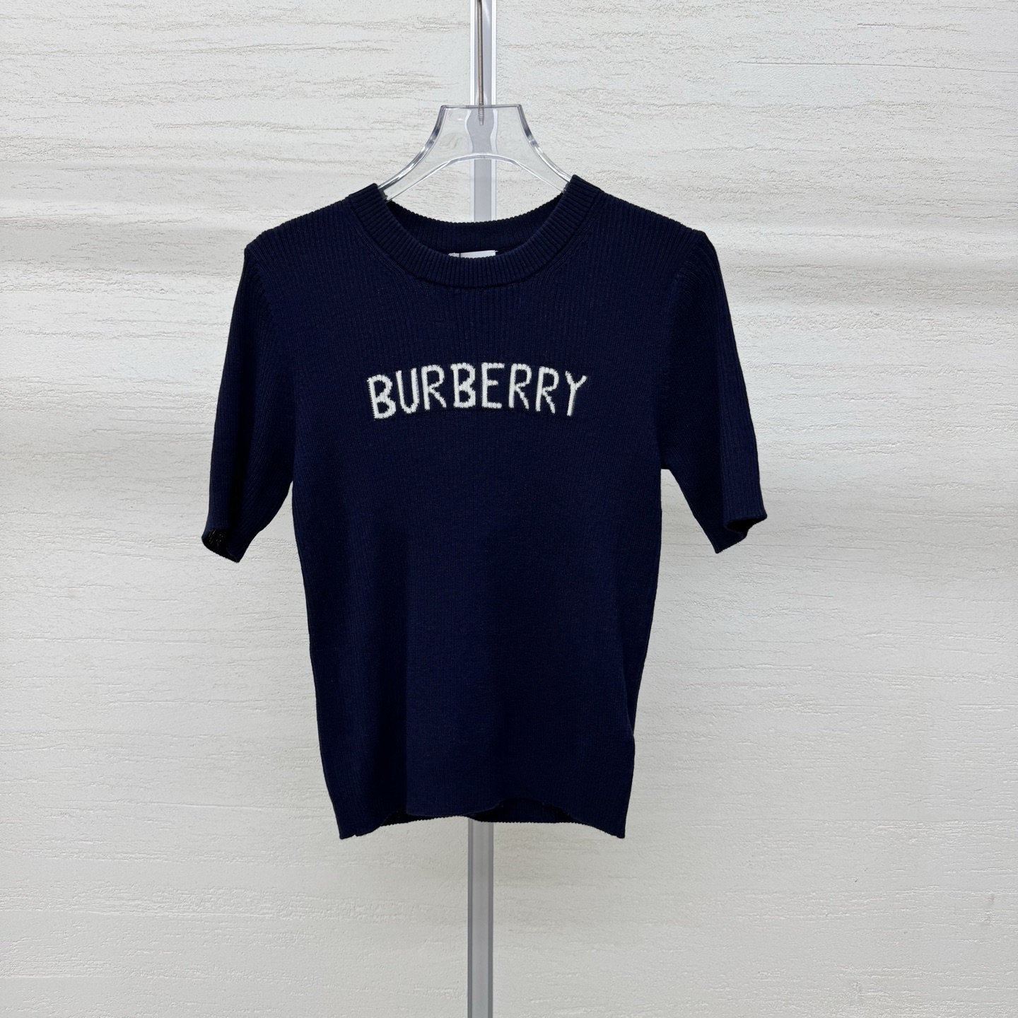 NO:802537,Burberr*26 new style knitted round neck short-sleeved, simple and elegant, can be worn for daily commuting, quality online, letter logo jacquard, neat short-sleeved, slim and not picky, two colors, ready-made size SmL real shot details,, burberry, T-shirt,19860909Burberr*26新款针织圆领短袖简约大气 通勤日常都能穿 质感在线 字母logo提花 利落短袖 显瘦不挑身材两色 现货发售尺码SmL实拍细节图,,burberry,T-shirt,,Women's clothing