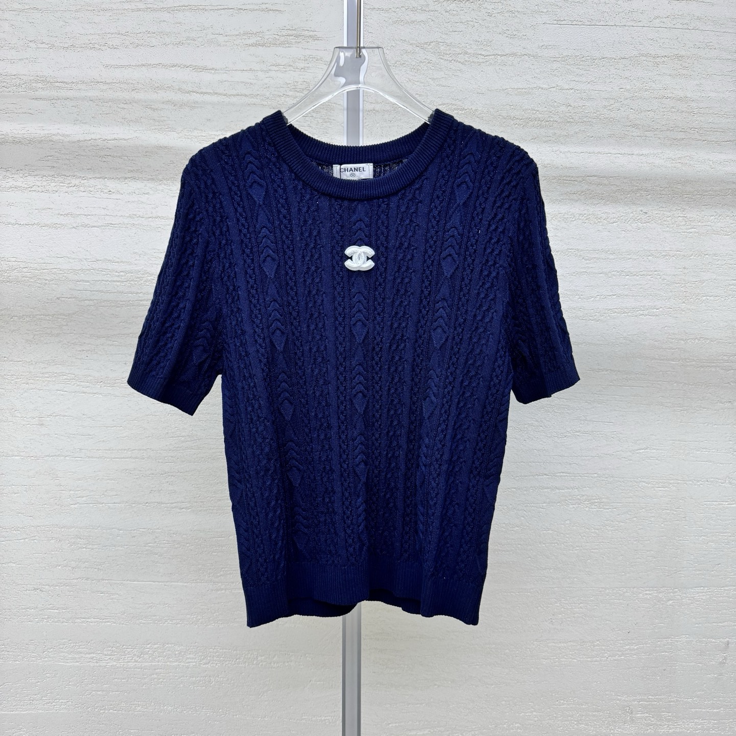 NO:802531,Chane*26 new knitted round neck short sleeves with exquisite dark pattern craftsmanship. The upper body is slim and noble. The texture is outstanding. Three-dimensional cable texture. Classic color matching without conflict. Two colors of versatile artifacts for all seasons. Ready for sale in size 363840. Real shot details,, chanel, T-shirt,19860909Chane*26新款针织圆领短袖精致暗纹工艺 上身显瘦又显贵 质感一绝 立体绞花纹理 经典配色不撞款 四季百搭神器两色 现货发售尺码363840实拍细节图,,chanel,T-shirt,,Women's clothing