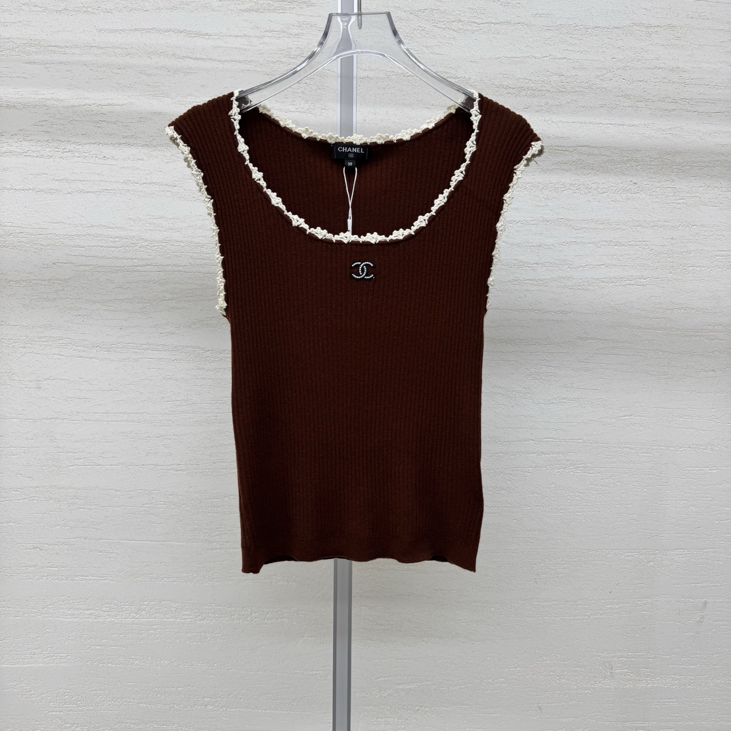 NO:802517,Chane*26 new style knitted vest with fungus hemming, retro and small face, pitted knitted texture, slim fit but not tight, double C embroidery on the chest, exquisite and noble, sleeveless version, suitable for layering and single wear, suitable for three colors, ready for sale in size 363840, real shot details,,chanel,19860909Chane*26新款针织背心木耳边包边 复古显脸小 坑条针织肌理 修身不紧绷 胸前双C刺绣 精致显贵气 无袖版型 叠穿单穿都适配三色 现货发售尺码363840实拍细节图,,chanel,,Women's clothing