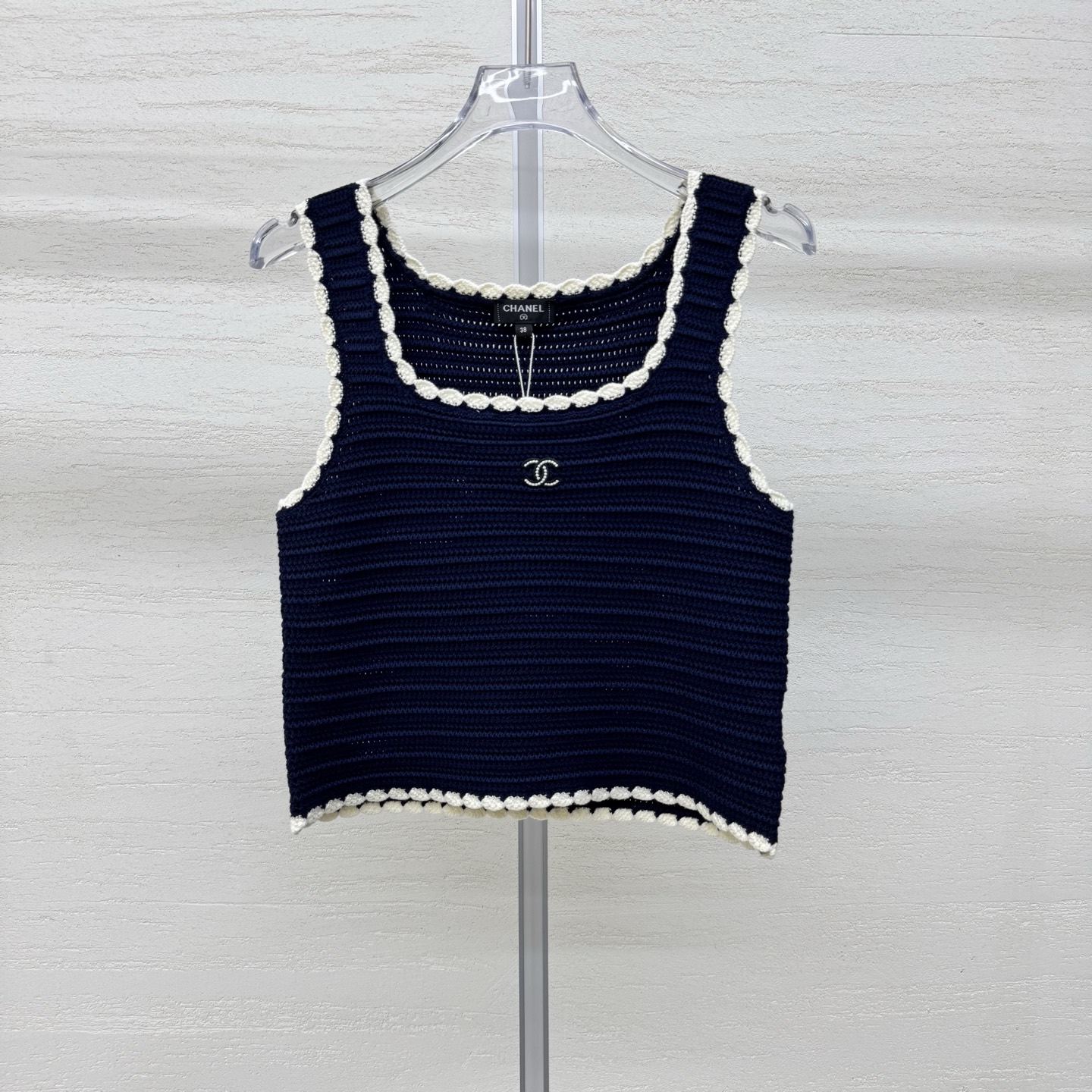 NO:802511,Chane*26 new style knitted vest with square collar and crocheted edges. Retro and small face. Knitted with pitted texture. Breathable and not sweaty. Double C embroidery on the chest. Sophisticated and full. Short version. Easily raise the waistline. Two colors. Ready-made size 363840. Real shot details. Chanel,19860909Chane*26新款针织背心方领钩花包边 复古显脸小 坑条肌理针织 透气不闷汗 胸前双C刺绣 精致感拉满 短款版型 轻松拉高腰线两色 现货发售尺码363840实拍细节图,,chanel,,Women's clothing
