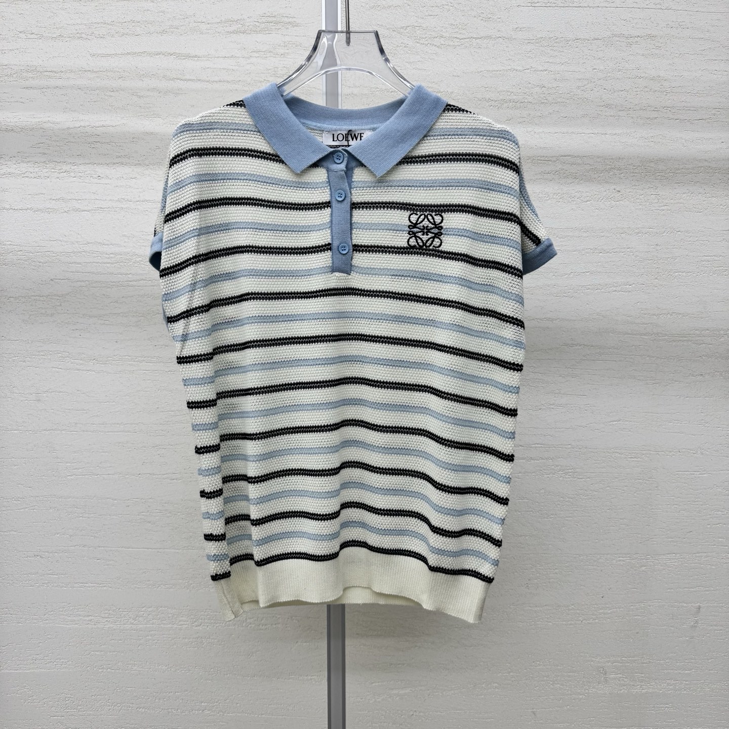 NO:802529,LOE**26 new knitted lapel short-sleeved contrast striped Polo collar, energetic and age-reducing, classic embroidered logo, low-key and recognizable, sleeveless bat sleeve design, hiding the flesh and not picking up the figure, ribbed hem, neat and non-collapsible version, three colors, ready-made sizes, SML real shot details,, loewe, T-shirt,19860909LOE**26新款针织翻领短袖撞色条纹Polo领 元气减龄 经典刺绣标 低调有辨识度 无袖蝙蝠袖设计 藏肉不挑身材 罗纹下摆 版型利落不塌三色 现货发售尺码SML实拍细节图,,loewe,T-shirt,,Women's clothing