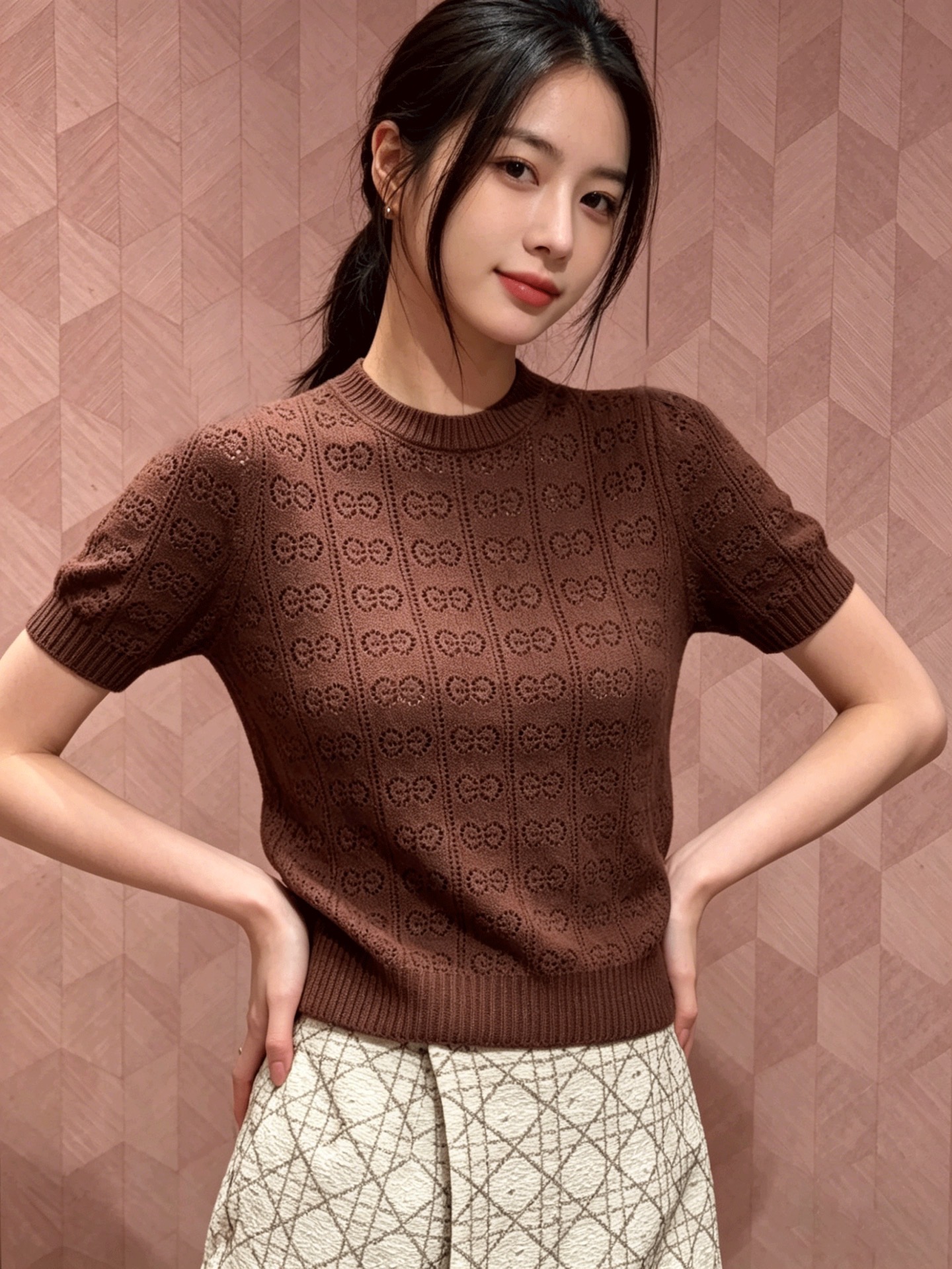 NO:802512,Gucc*26 New Knitted Round Neck Short Sleeve Double G Jacquard Hollow Breathable and textured Puff sleeve cut Hidden flesh to show the shoulder line Ribbed edge The version is crisp and not collapsed Retro jacquard crafts Details full of two colors Ready for sale in sizes SML, gucci, T-shirt,19860909Gucc*26新款针织圆领短袖双G提花镂空 透气又有质感 泡泡袖剪裁 藏肉显肩线 罗纹收边 版型挺括不塌 复古提花工艺 细节满满两色 现货发售尺码SML,,gucci,T-shirt,,Women's clothing