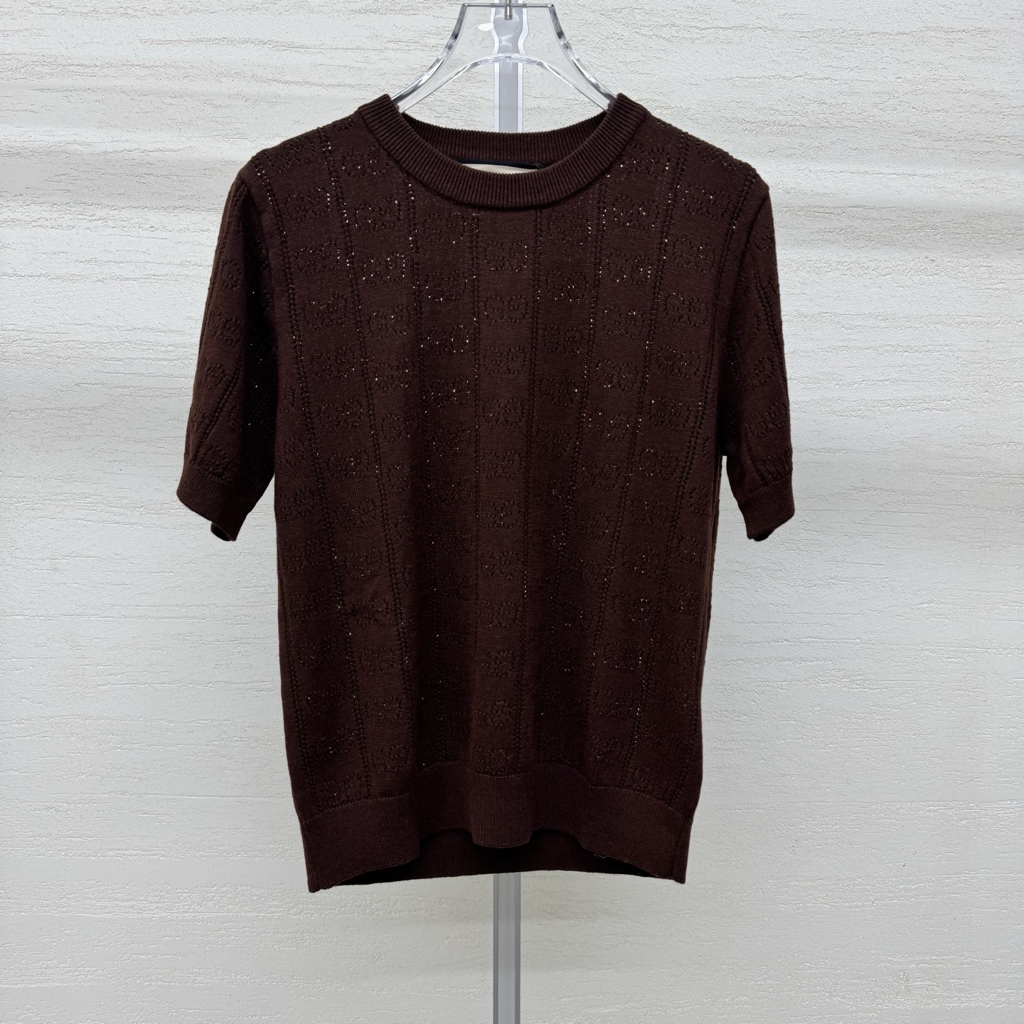 NO:802509,Gucc*26 New Knitted Round Neck Short Sleeve Double G Jacquard Hollow Breathable and textured Puff sleeve cut Hidden flesh to show the shoulder line Ribbed edge The version is crisp and not collapsed Retro jacquard craftsmanship Full of details in two colors Ready-made sizes SML real shot details, gucci, T-shirt,19860909Gucc*26新款针织圆领短袖双G提花镂空 透气又有质感 泡泡袖剪裁 藏肉显肩线 罗纹收边 版型挺括不塌 复古提花工艺 细节满满两色 现货发售尺码SML实拍细节图,,gucci,T-shirt,,Women's clothing