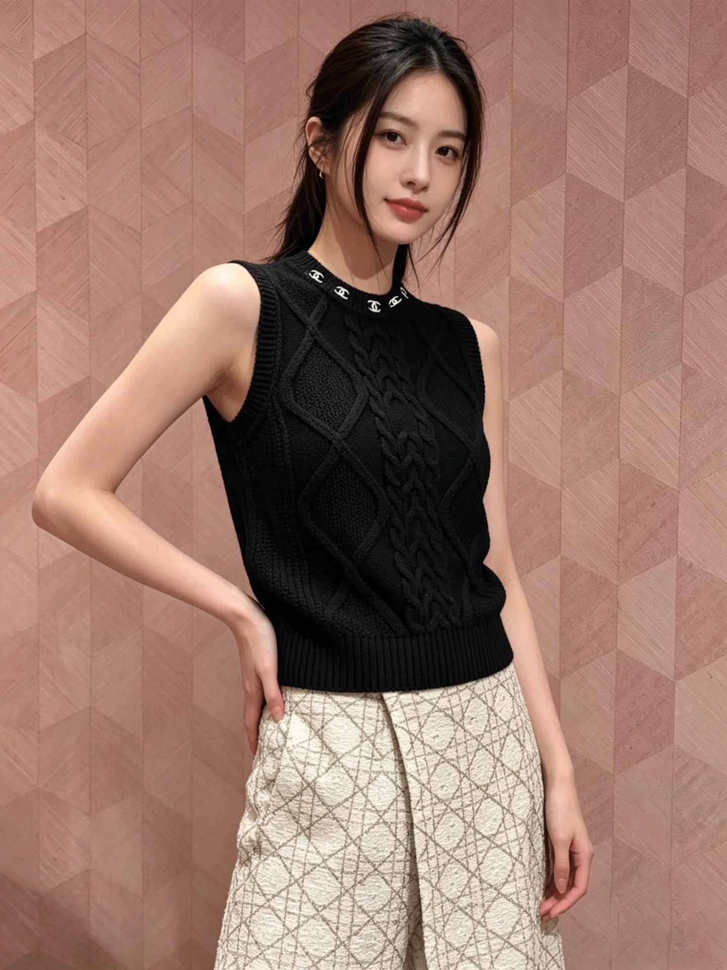 NO:802521,Chane*26 new knitted vest with double C dark pattern on the neckline. Exquisite details. Full three-dimensional texture. Soft and waxy knitted fabric. Comfortable and skin-friendly without sticking. Slim cut. Fits body shape. Clean and slimming. Two colors. Ready for sale in size 363840,,chanel,19860909Chane*26新款针织背心领口双C暗纹 细节精致 立体肌理感十足 软糯针织面料 舒适亲肤不扎身 修身剪裁 贴合身形 利落显瘦两色 现货发售尺码363840,,chanel,,Women's clothing