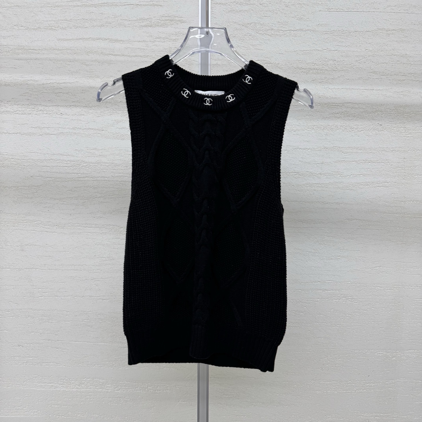 NO:802518,Chane*26 new knitted vest has double C dark pattern on the neckline. Exquisite details. Full three-dimensional texture. Soft and waxy knitted fabric. Comfortable and skin-friendly without sticking. Slim fit. Fits body shape. Clean and slimming. Available in two colors. Available size 363840. Real shot details. Chanel,19860909Chane*26新款针织背心领口双C暗纹 细节精致 立体肌理感十足 软糯针织面料 舒适亲肤不扎身 修身剪裁 贴合身形 利落显瘦两色 现货发售尺码363840实拍细节图,,chanel,,Women's clothing