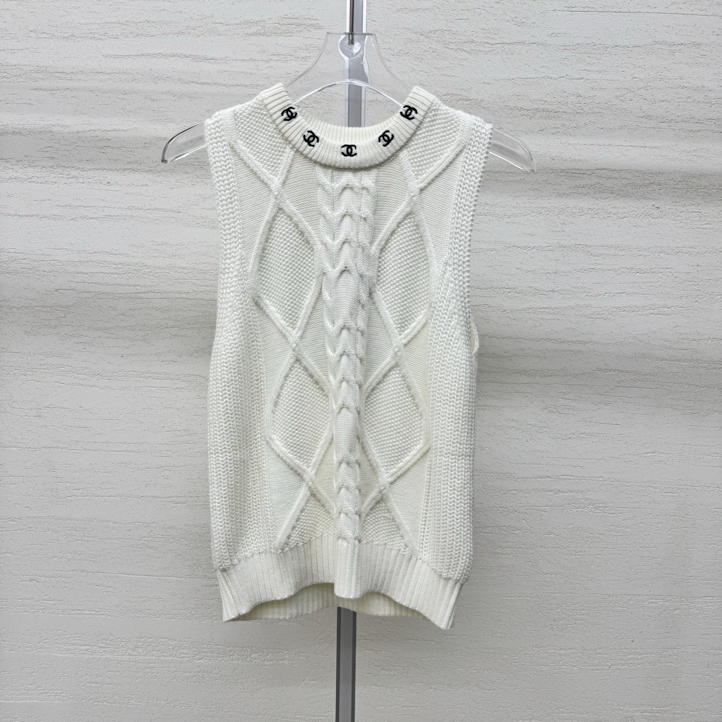 NO:802515,Chane*26 new knitted vest has double C dark pattern on the neckline. Exquisite details. Full three-dimensional texture. Soft and waxy knitted fabric. Comfortable and skin-friendly without sticking. Slim fit. Fits body shape. Clean and slimming. Available in two colors. Available size 363840. Real shot details. Chanel,19860909Chane*26新款针织背心领口双C暗纹 细节精致 立体肌理感十足 软糯针织面料 舒适亲肤不扎身 修身剪裁 贴合身形 利落显瘦两色 现货发售尺码363840实拍细节图,,chanel,,Women's clothing