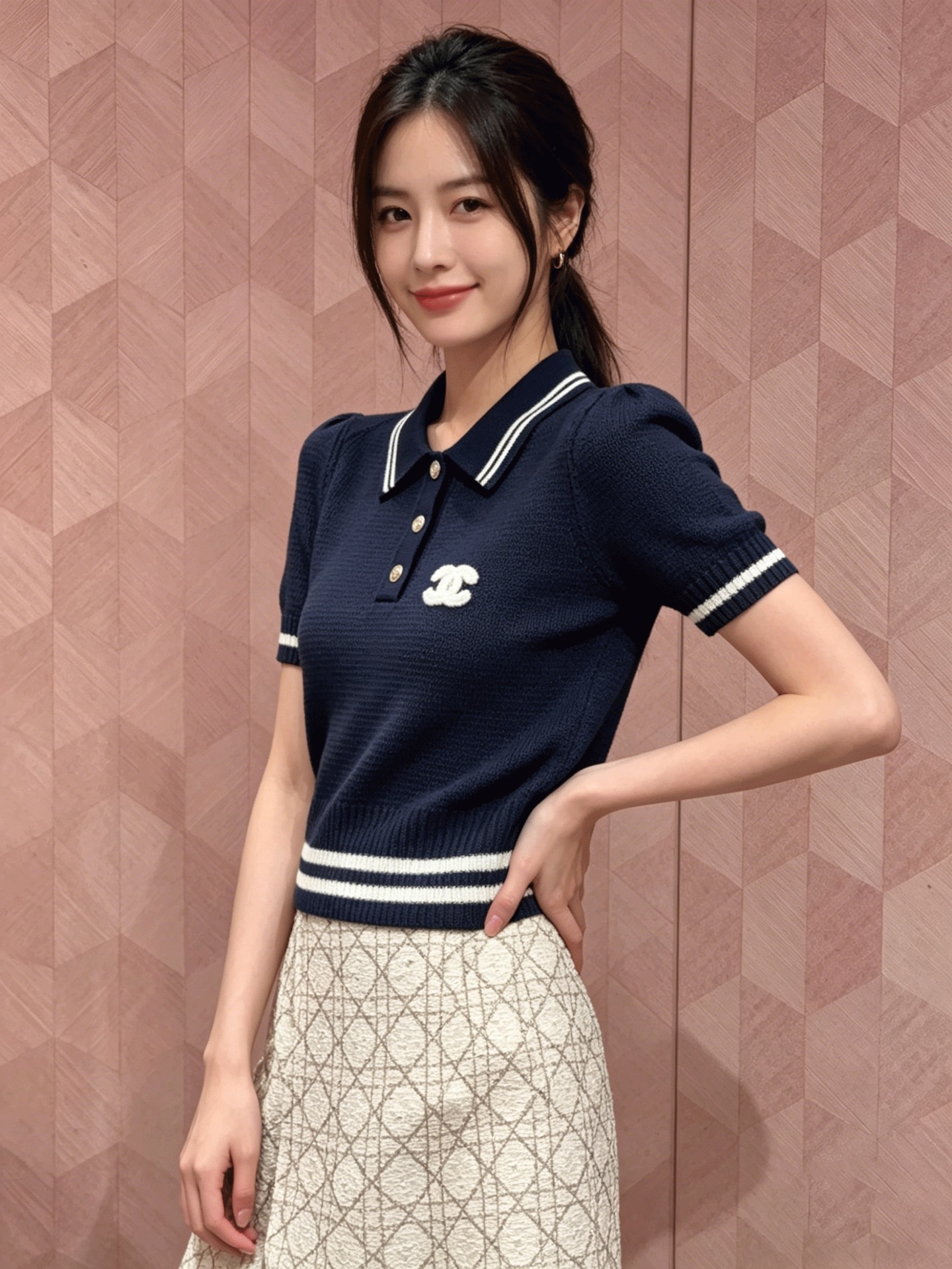 NO:802530,Chane*26 new style knitted lapel short sleeves with contrasting stripes, neat and age-reducing, hollow mesh knitted, breathable and not stuffy, double C flocking logo, low-key and elegant, pearl-like metal buckle, full of sophistication, hem stripes + earrings, full of details, two colors, ready for sale in size 363840,,chanel,T-shirt,19860909Chane*26新款针织翻领短袖撞色条纹 利落减龄 镂空网眼针织 透气不闷 双C植绒标 低调显贵 珍珠感金属扣 精致感拉满 下摆条纹+木耳边 细节感拉满两色 现货发售尺码363840,,chanel,T-shirt,,Women's clothing