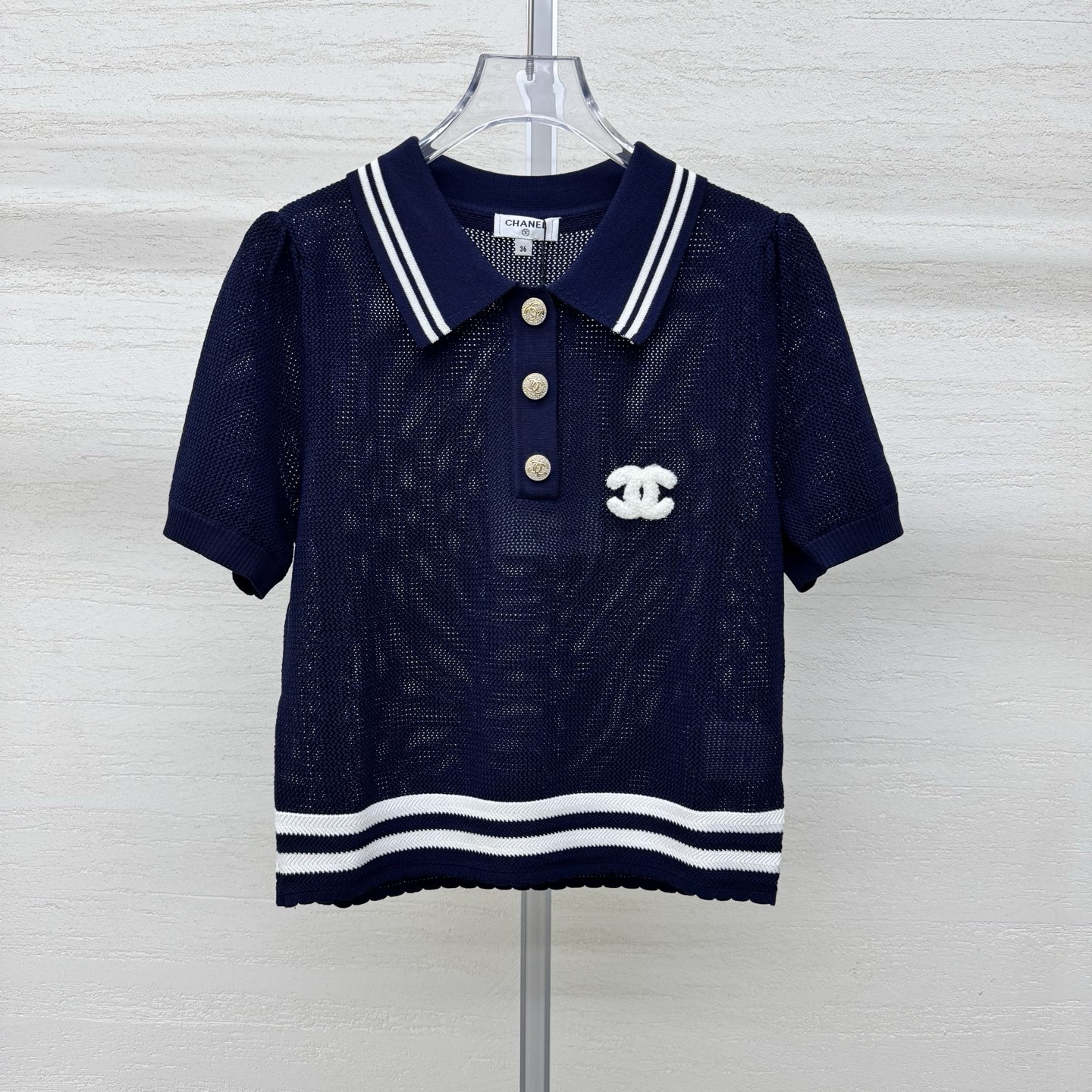 NO:802527,Chane*26 new style knitted lapel short sleeves with contrasting stripes, neat and age-reducing, hollow mesh knitted, breathable and not stuffy, double C flocking logo, low-key and elegant, pearl-like metal buckle, full of sophistication, hem stripes + fungus edge, full of details, two colors, ready-made size 363840, real shot details,, chanel, T-shirt,19860909Chane*26新款针织翻领短袖撞色条纹 利落减龄 镂空网眼针织 透气不闷 双C植绒标 低调显贵 珍珠感金属扣 精致感拉满 下摆条纹+木耳边 细节感拉满两色 现货发售尺码363840实拍细节图,,chanel,T-shirt,,Women's clothing