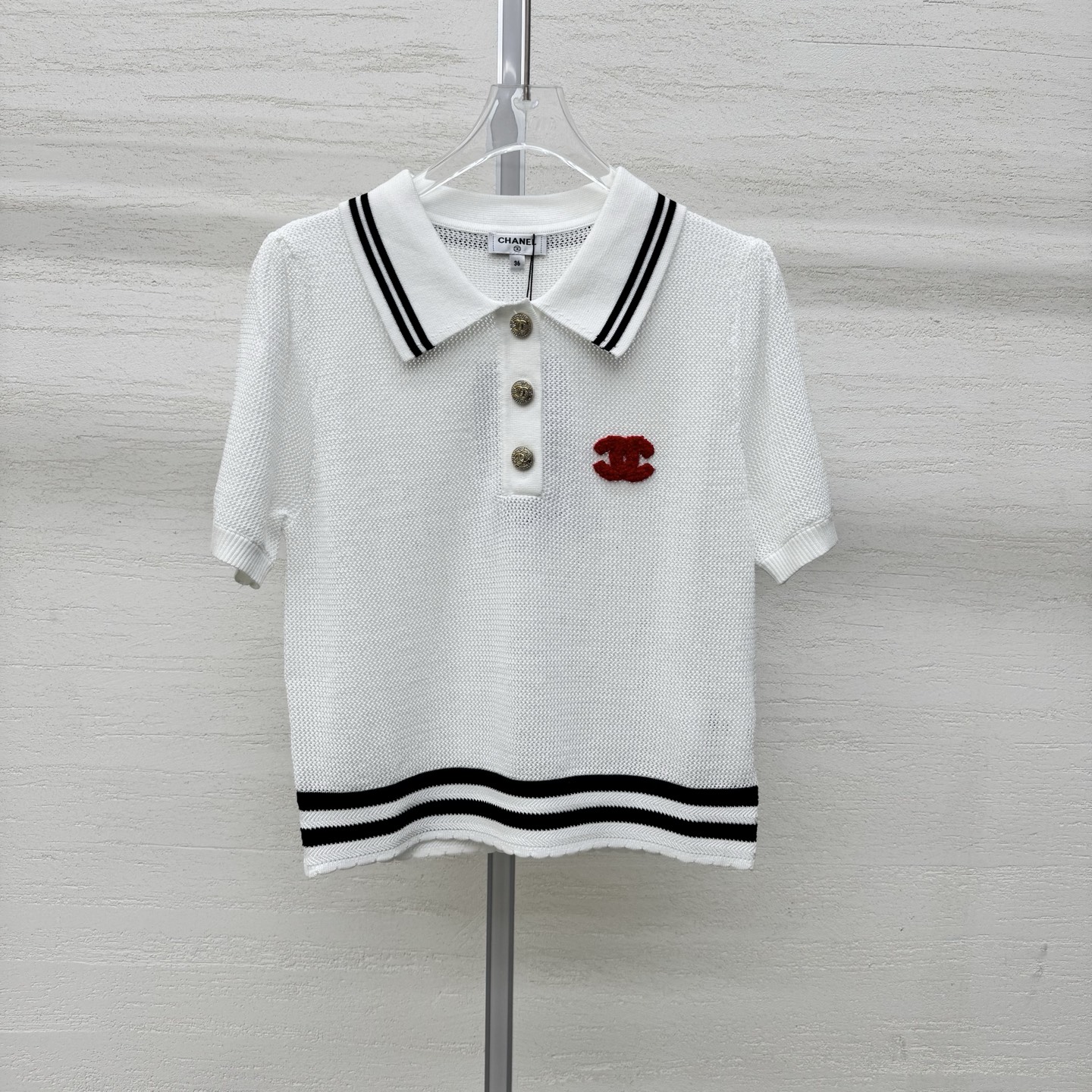 NO:802524,Chane*26 new style knitted lapel short sleeves with contrasting stripes, neat and age-reducing, hollow mesh knitted, breathable and not stuffy, double C flocking logo, low-key and elegant, pearl-like metal buckle, full of sophistication, hem stripes + fungus edge, full of details, two colors, ready-made size 363840, real shot details,, chanel, T-shirt,19860909Chane*26新款针织翻领短袖撞色条纹 利落减龄 镂空网眼针织 透气不闷 双C植绒标 低调显贵 珍珠感金属扣 精致感拉满 下摆条纹+木耳边 细节感拉满两色 现货发售尺码363840实拍细节图,,chanel,T-shirt,,Women's clothing