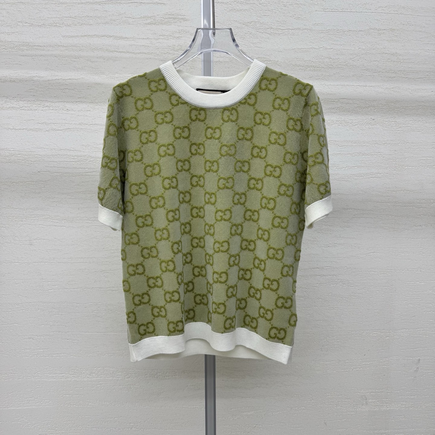 NO:802499,Gucc*26 New Knitted Round Neck Short Sleeves All-over Printed Double G Jacquard Low-key Shows Your Identity White-Edged Round Neck + Contrast Color Design on Cuffs Neat Tailoring Outline Elegant Shoulder and Neck Line Classic and Timeless Daily Wear Single or Layered Both Have a High-Level Feel Two Colors Ready-made Sizes SML Actual Detail Photos, gucci, T-shirt,19860909Gucc*26新款针织圆领短袖满印双G提花 低调彰显身份白边圆领+袖口撞色设计 利落剪裁 勾勒优雅肩颈线 经典不过时 日常单穿或叠搭 皆是高级感 两色 现货发售尺码SML实拍细节图,,gucci,T-shirt,,Women's clothing