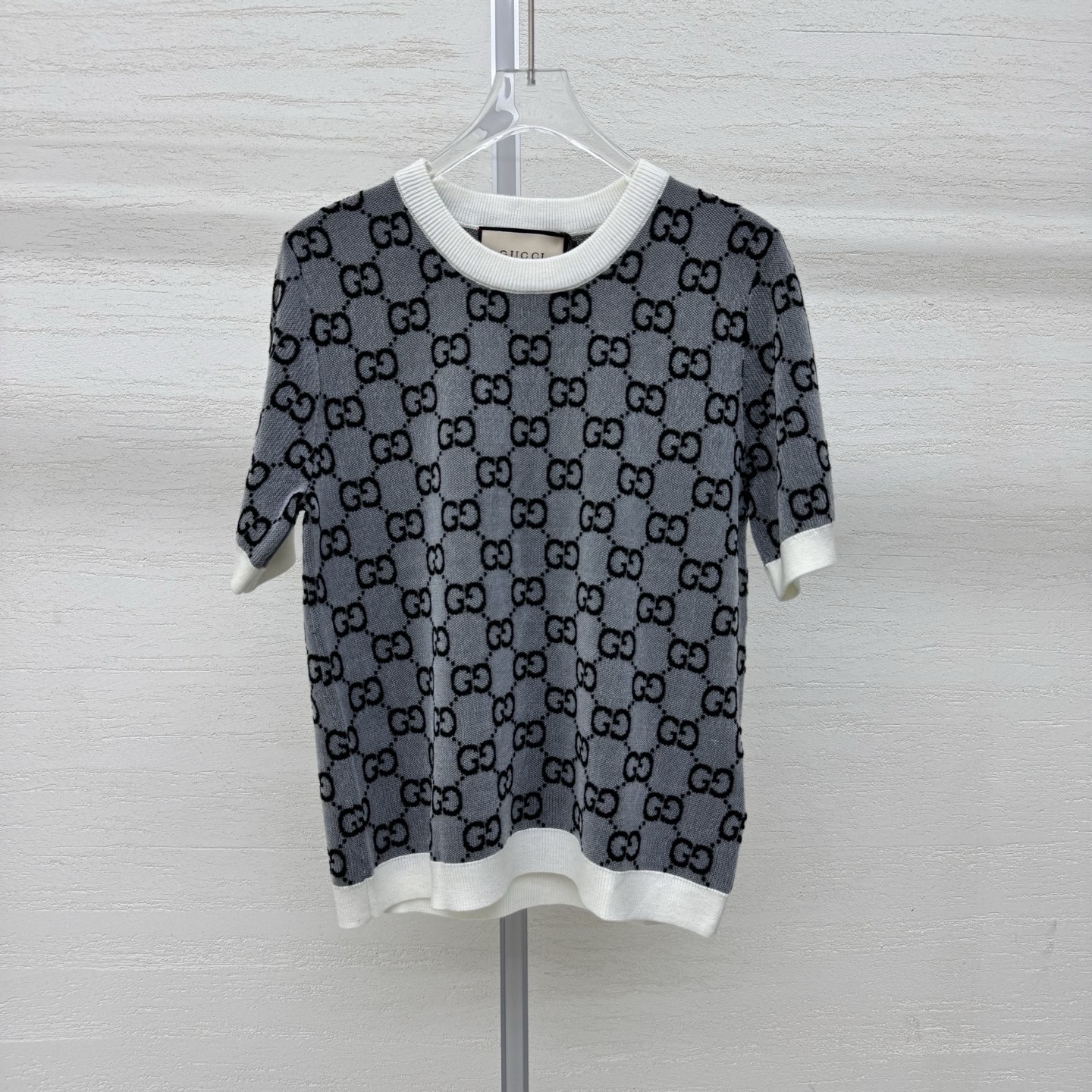 NO:802484,Gucc*26 New Knitted Round Neck Short Sleeves All-over Printed Double G Jacquard Low-key Shows Your Identity White-Edged Round Neck + Contrast Color Design on Cuffs Neat Tailoring Outline Elegant Shoulder and Neck Line Classic and Timeless Daily Wear Single or Layered Both Have a High-Level Feel Two Colors Ready-made Sizes SML Actual Detail Photos, gucci, T-shirt,19860909Gucc*26新款针织圆领短袖满印双G提花 低调彰显身份白边圆领+袖口撞色设计 利落剪裁 勾勒优雅肩颈线 经典不过时 日常单穿或叠搭 皆是高级感 两色 现货发售尺码SML实拍细节图,,gucci,T-shirt,,Women's clothing