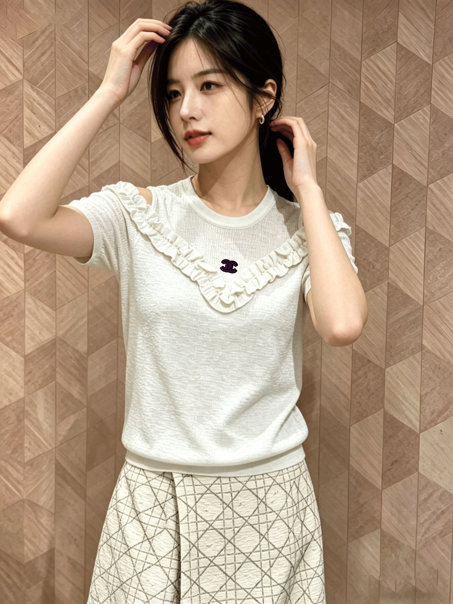 NO:802488,Chane*26's new knitted short-sleeve unlocks intellectual temperament. Bamboo cotton texture is breathable and not stuffy. Off-shoulder fungus design. Exposed skin makes you look slimmer. Sweetness and elegance coexist. Two colors for spring and summer. Ready for sale in size 363840,,chanel,T-shirt,19860909Chane*26新款针织短袖解锁知性气质 竹节棉纹理透气不闷 露肩木耳边设计 心机露肤更显瘦 甜美与优雅并存 春夏刚需款两色 现货发售尺码363840,,chanel,T-shirt,,Women's clothing