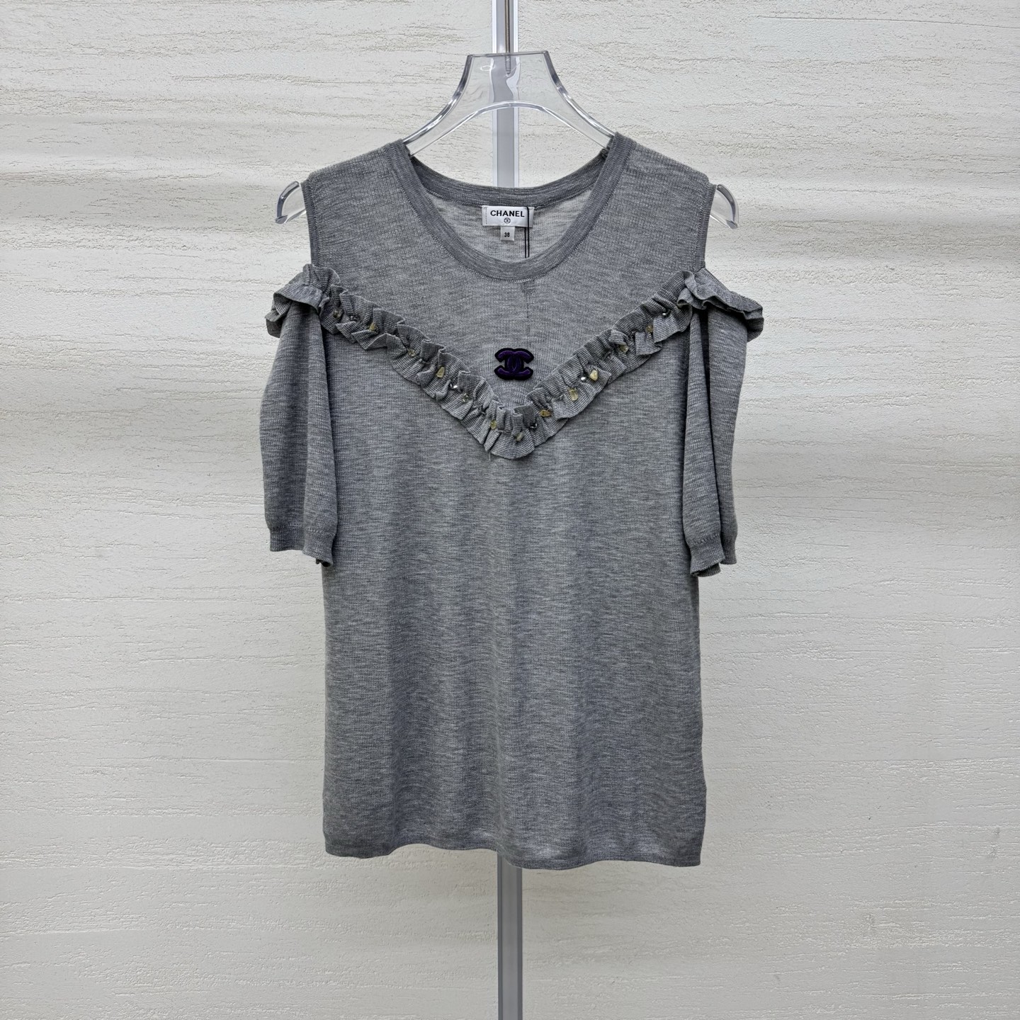 NO:802486,Chane*26 new knitted short-sleeve unlocks intellectual temperament. Bamboo cotton texture is breathable and not stuffy. Off-shoulder fungus design. Exposed skin makes you look slimmer. Sweetness and elegance coexist. Two colors for spring and summer. Ready-made size 363840, real shot details,,chanel,T-shirt,19860909Chane*26新款针织短袖解锁知性气质 竹节棉纹理透气不闷 露肩木耳边设计 心机露肤更显瘦 甜美与优雅并存 春夏刚需款两色 现货发售尺码363840实拍细节图,,chanel,T-shirt,,Women's clothing