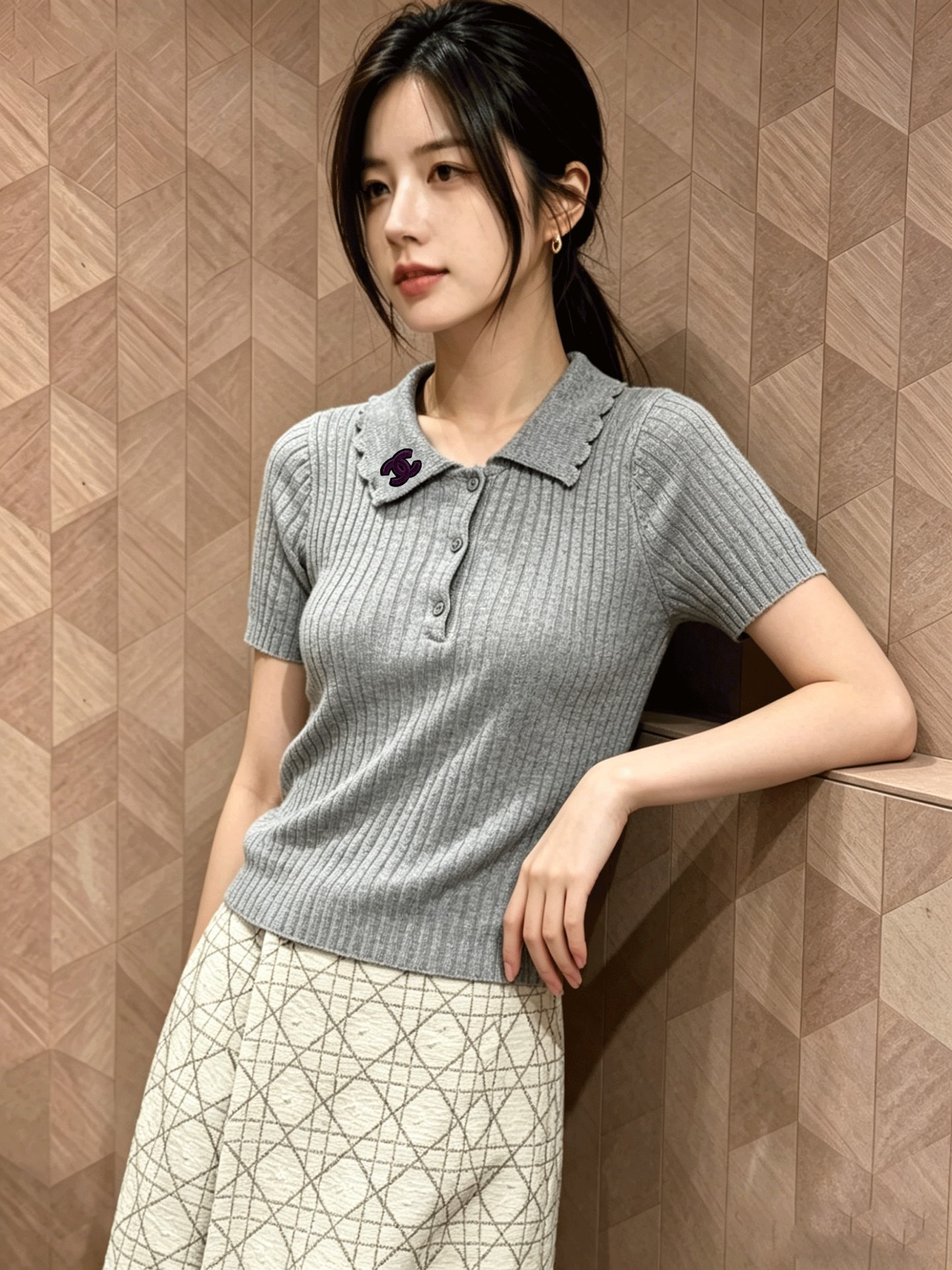 NO:802492,Chane*26 new style knitted short-sleeved fungus lapels, gentle and age-reducing, double C embroidered logo, full of sophistication, half placket buttons, easy to put on and take off, raw edges and hemming, full of details, high-end gray tones, versatile for commuting, easy to wear, ready for sale, size 363840,,chanel,T-shirt,19860909Chane*26新款针织短袖木耳边翻领 温柔减龄 双C刺绣标 精致感拉满 半开襟纽扣 穿脱方便毛边包边 细节感十足 高级灰调通勤百搭不挑人穿 现货发售尺码363840,,chanel,T-shirt,,Women's clothing