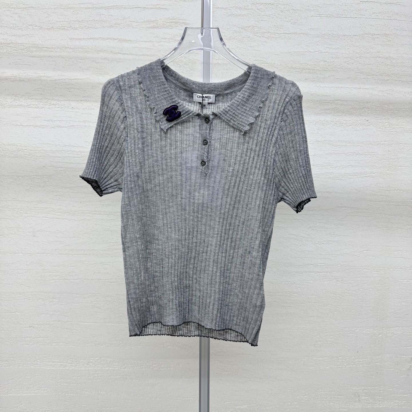 NO:802490,Chane*26 new style knitted short-sleeved fungus lapels, gentle and age-reducing, double C embroidered logo, full of sophistication, half placket buttons, easy to put on and take off, raw edges and hemming, full of details, high-end gray tone, versatile for commuting, easy to wear, ready for sale, size 363840, real shot details,, chanel, T-shirt,19860909Chane*26新款针织短袖木耳边翻领 温柔减龄 双C刺绣标 精致感拉满 半开襟纽扣 穿脱方便毛边包边 细节感十足 高级灰调通勤百搭不挑人穿 现货发售尺码363840实拍细节图,,chanel,T-shirt,,Women's clothing