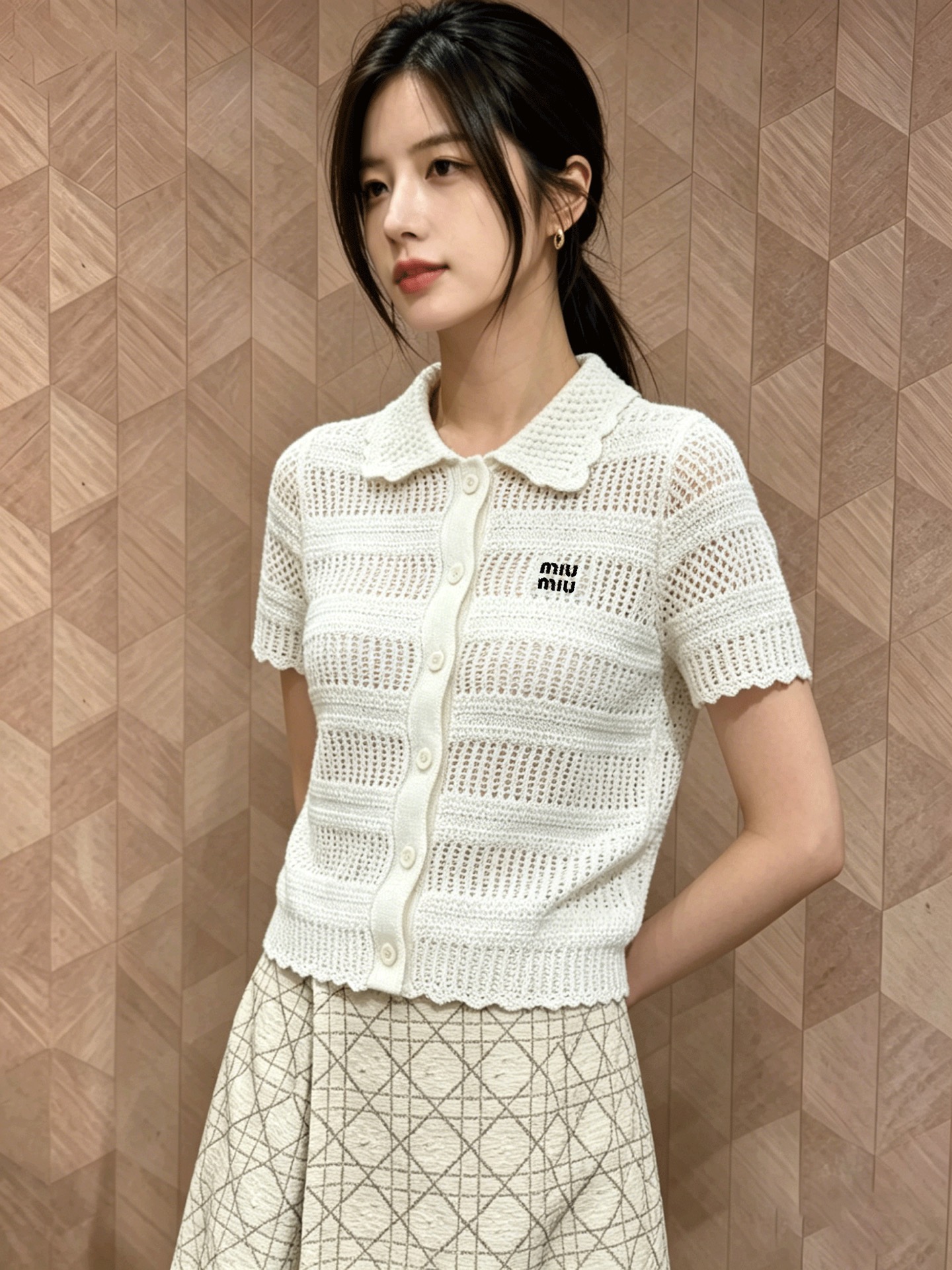 NO:802480,miumi*26 new knitted lapel cardigan with short sleeves and exquisite hollows. It is breathable and not stuffy. It has a hazy fairy atmosphere. The petal lapel has a gentle and age-reducing atmosphere. Embroidery embellishment is low-key and noble. The details are full of two colors. Ready for sale in size 363840,,miumiu,T-shirt,19860909miumi*26新款针织翻领开衫短袖精致镂空 透气不闷 自带朦胧仙气 花瓣翻领温柔减龄氛围感 刺绣点缀 低调显贵 细节感拉满两色 现货发售尺码363840,,miumiu,T-shirt,,Women's clothing