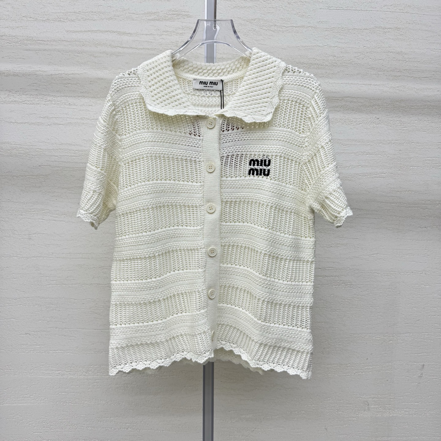 NO:802477,miumi*26 new knitted lapel cardigan with short sleeves and exquisite hollows. It is breathable and not stuffy. It has a hazy fairy atmosphere. The petal lapel has a gentle and age-reducing atmosphere. Embroidery embellishment is low-key and noble. The sense of detail is full of two colors. Ready stock size 363840 real shot details,,miumiu,T-shirt,19860909miumi*26新款针织翻领开衫短袖精致镂空 透气不闷 自带朦胧仙气 花瓣翻领温柔减龄氛围感 刺绣点缀 低调显贵 细节感拉满两色 现货发售尺码363840实拍细节图,,miumiu,T-shirt,,Women's clothing