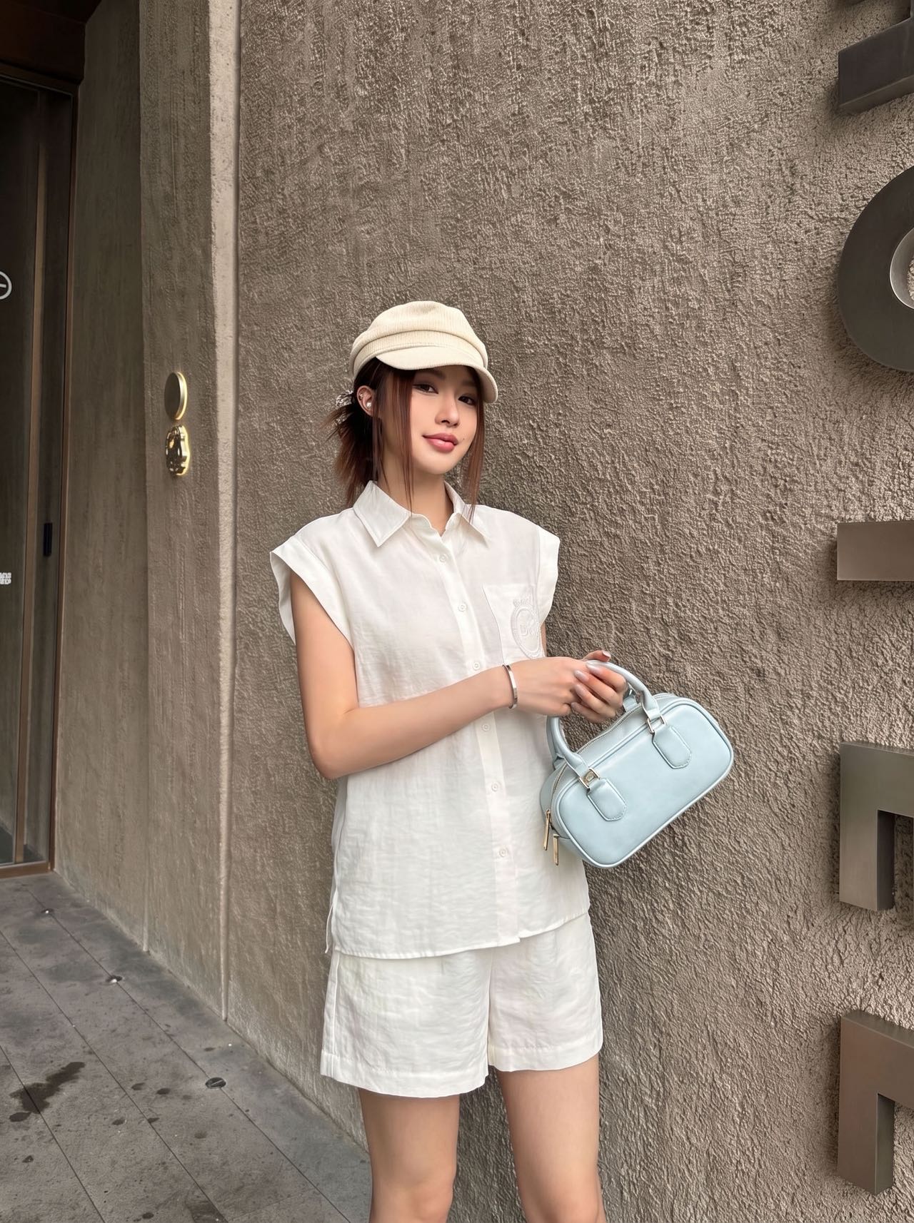 NO:803693,Dio*26Ss new spring and summer heavy embroidery sleeveless shirt + high waist shorts set丨Exclusive high version production!  A minimalist solid color suit with a relaxed feel. Casual healing suit. Brand embroidery on shirt pockets as the punch point. Elastic waisted high-waisted shorts pockets with letter LOGO embroidered on the upper and lower sets. It is a very suitable suit for summer. The custom-made high-branch cotton blend material has a breathable feeling. It exudes a bit of 'artistic nobility' when worn casually. It just reveals the original 'slow' attribute.  ,Two colors available in stock S/M/L,,dior,shorts,shirts,19860909Dio*26Ss春夏新款 重工刺绣无袖衬衫+高腰短裤套装丨独家高版出品！极简松弛感拉满的纯色套装 随性治愈系套装 衬衫口袋品牌刺绣为戳点 松紧腰高腰短裤口袋字母LOGO上下刺绣成套相呼应.夏天穿很合适的套装 自带呼吸感的订制高枝棉伦混纺材质 随便一套一穿就散发着几分“文艺贵” 恰到好处的透露着原生的“慢”属性 ,两色现货发售S/M/L,,dior,shorts,shirts,,Women's clothing