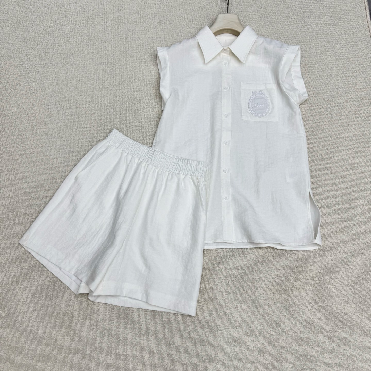 NO:803691,Dio*26Ss new spring and summer heavy embroidery sleeveless shirt + high waist shorts set丨Exclusive high version production!  A minimalist solid color suit with a relaxed feel. Casual healing suit. Brand embroidery on shirt pockets as the punch point. Elastic waisted high-waisted shorts pockets with letter LOGO embroidered on the upper and lower sets. It is a very suitable suit for summer. The custom-made high-branch cotton blend material has a breathable feeling. It exudes a bit of 'artistic nobility' when worn casually. It just reveals the original 'slow' attribute.  ,Two colors ready for sale S/M/L real shot details,,dior,shorts,shirts,19860909Dio*26Ss春夏新款 重工刺绣无袖衬衫+高腰短裤套装丨独家高版出品！极简松弛感拉满的纯色套装 随性治愈系套装 衬衫口袋品牌刺绣为戳点 松紧腰高腰短裤口袋字母LOGO上下刺绣成套相呼应.夏天穿很合适的套装 自带呼吸感的订制高枝棉伦混纺材质 随便一套一穿就散发着几分“文艺贵” 恰到好处的透露着原生的“慢”属性 ,两色现货发售S/M/L实拍细节图,,dior,shorts,shirts,,Women's clothing