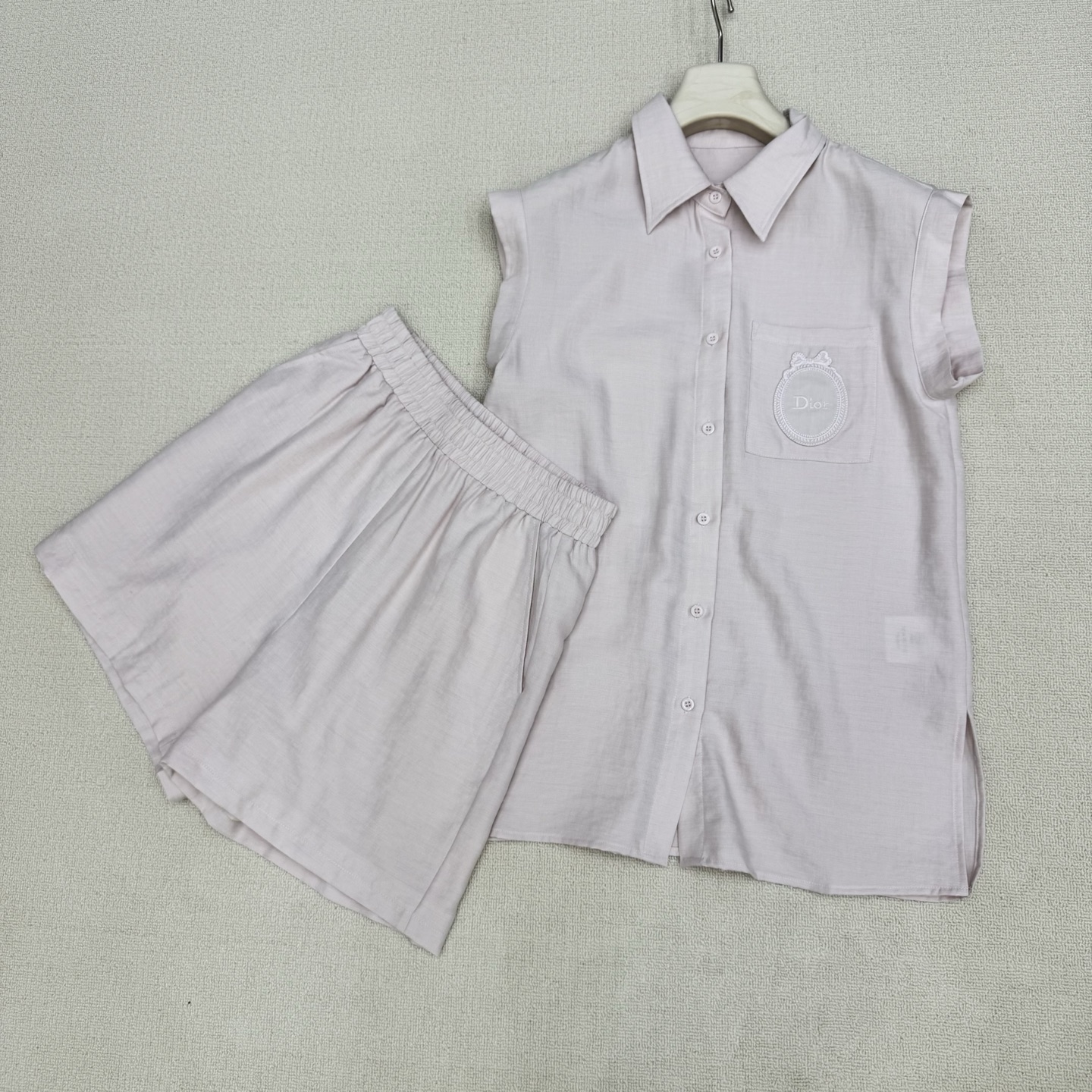 NO:803687,Dio*26Ss new spring and summer heavy embroidery sleeveless shirt + high waist shorts set丨Exclusive high version production!  A minimalist solid color suit with a relaxed feel. Casual healing suit. Brand embroidery on shirt pockets as the punch point. Elastic waisted high-waisted shorts pockets with letter LOGO embroidered on the upper and lower sets. It is a very suitable suit for summer. The custom-made high-branch cotton blend material has a breathable feeling. It exudes a bit of 'artistic nobility' when worn casually. It just reveals the original 'slow' attribute.  ,Two colors ready for sale S/M/L real shot details,,dior,shorts,shirts,19860909Dio*26Ss春夏新款 重工刺绣无袖衬衫+高腰短裤套装丨独家高版出品！极简松弛感拉满的纯色套装 随性治愈系套装 衬衫口袋品牌刺绣为戳点 松紧腰高腰短裤口袋字母LOGO上下刺绣成套相呼应.夏天穿很合适的套装 自带呼吸感的订制高枝棉伦混纺材质 随便一套一穿就散发着几分“文艺贵” 恰到好处的透露着原生的“慢”属性 ,两色现货发售S/M/L实拍细节图,,dior,shorts,shirts,,Women's clothing