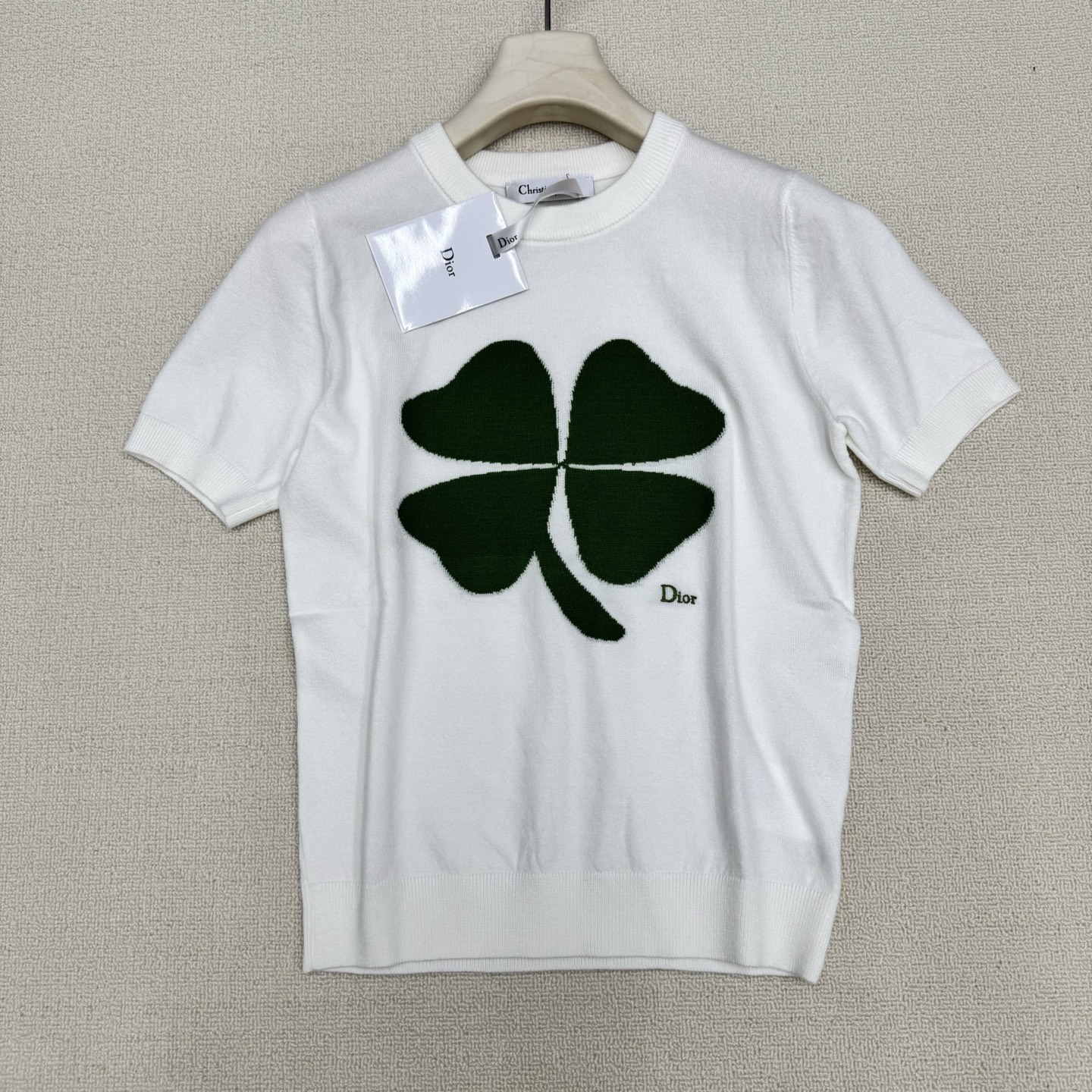 NO:803680,Dio*26Ss spring and summer new style four-leaf clover flower knitted short-sleeved | Exclusive high-end version!  Knitted wool fabric is soft and breathable. Four-leaf clover jacquard + letter embroidery, pure white and pure foundation color are versatile, simple and suitable for daily life, a must-have for fresh summer wear. Two colors are on sale in stock S/M/L real shot details, dior, T-shirt,19860909Dio*26Ss春夏新款 四叶草花朵针织短袖丨独家高版出品！针织羊毛面料柔软透气.四叶草提花+字母刺绣,纯白纯粉底色百搭,简约适配日常,夏日清新穿搭必备.两色 现货发售S/M/L实拍细节图,,dior,T-shirt,,Women's clothing