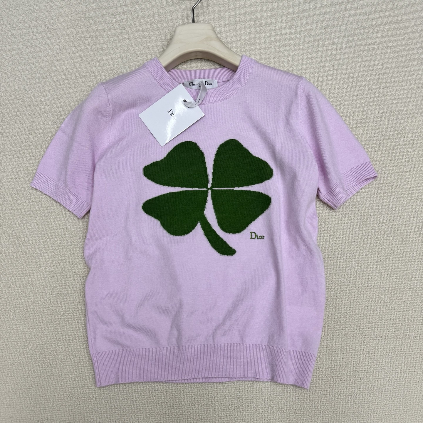 NO:803695,Dio*26Ss spring and summer new style four-leaf clover flower knitted short-sleeved | Exclusive high-end version!  Knitted wool fabric is soft and breathable. Four-leaf clover jacquard + letter embroidery, pure white and pure foundation color are versatile, simple and suitable for daily life, a must-have for fresh summer wear. Two colors are on sale in stock S/M/L real shot details, dior, T-shirt,19860909Dio*26Ss春夏新款 四叶草花朵针织短袖丨独家高版出品！针织羊毛面料柔软透气.四叶草提花+字母刺绣,纯白纯粉底色百搭,简约适配日常,夏日清新穿搭必备.两色 现货发售S/M/L实拍细节图,,dior,T-shirt,,Women's clothing