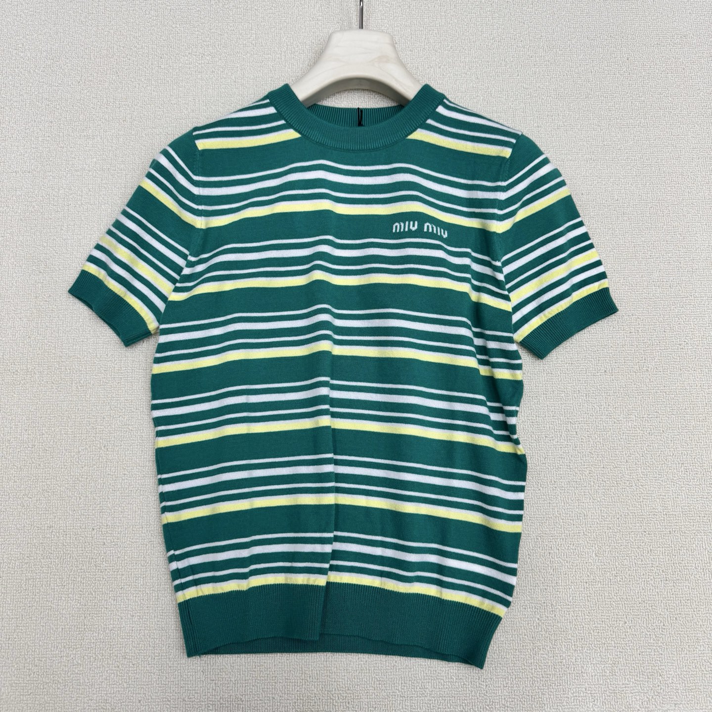 NO:803688,miumi*26 new knitted round neck short sleeves. Knitted contrasting stripes. Visually eye-catching and white. High-density vertical pit knitted strip texture. Slim-fitting and slim. Perfectly wraps the body shape. Letter mark embellishment on the chest. Simple and has two colors for brand recognition. Ready-made sizes. SML real shot details,,miumiu, T-shirt,19860909miumi*26新款针织圆领短袖 针织撞色条纹 视觉吸睛又显白 高密度竖坑针织条纹理 修身显瘦 完美包裹身形 胸前字母标点缀 简约中自带品牌辨识度两色 现货发售尺码SML实拍细节图,,miumiu,T-shirt,,Women's clothing